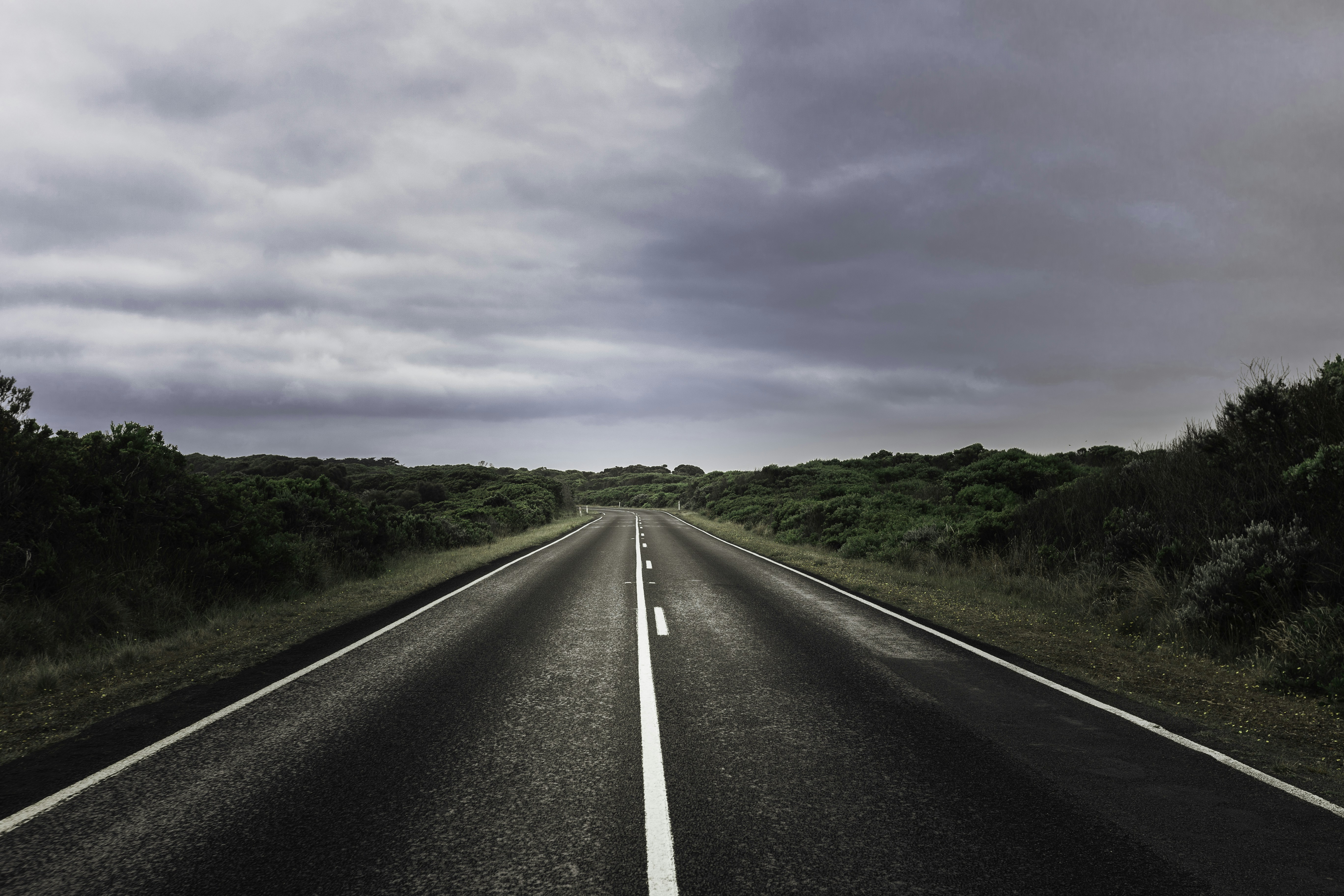 Una strada vuota con un cielo nuvoloso sullo sfondo foto – Immagine gratis  di Auto su Unsplash, image size:3000x2000
