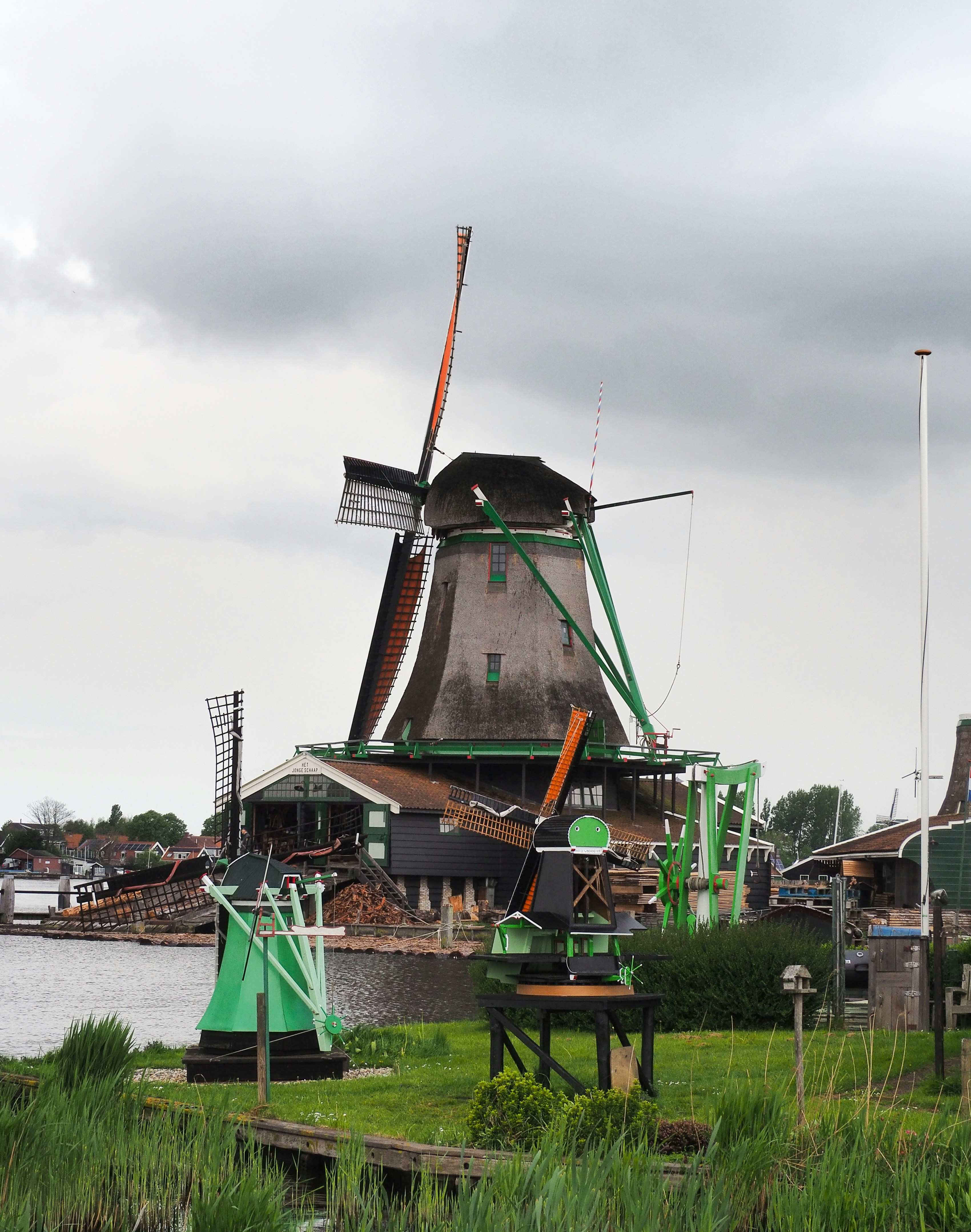 水域の隣に鎮座する風車