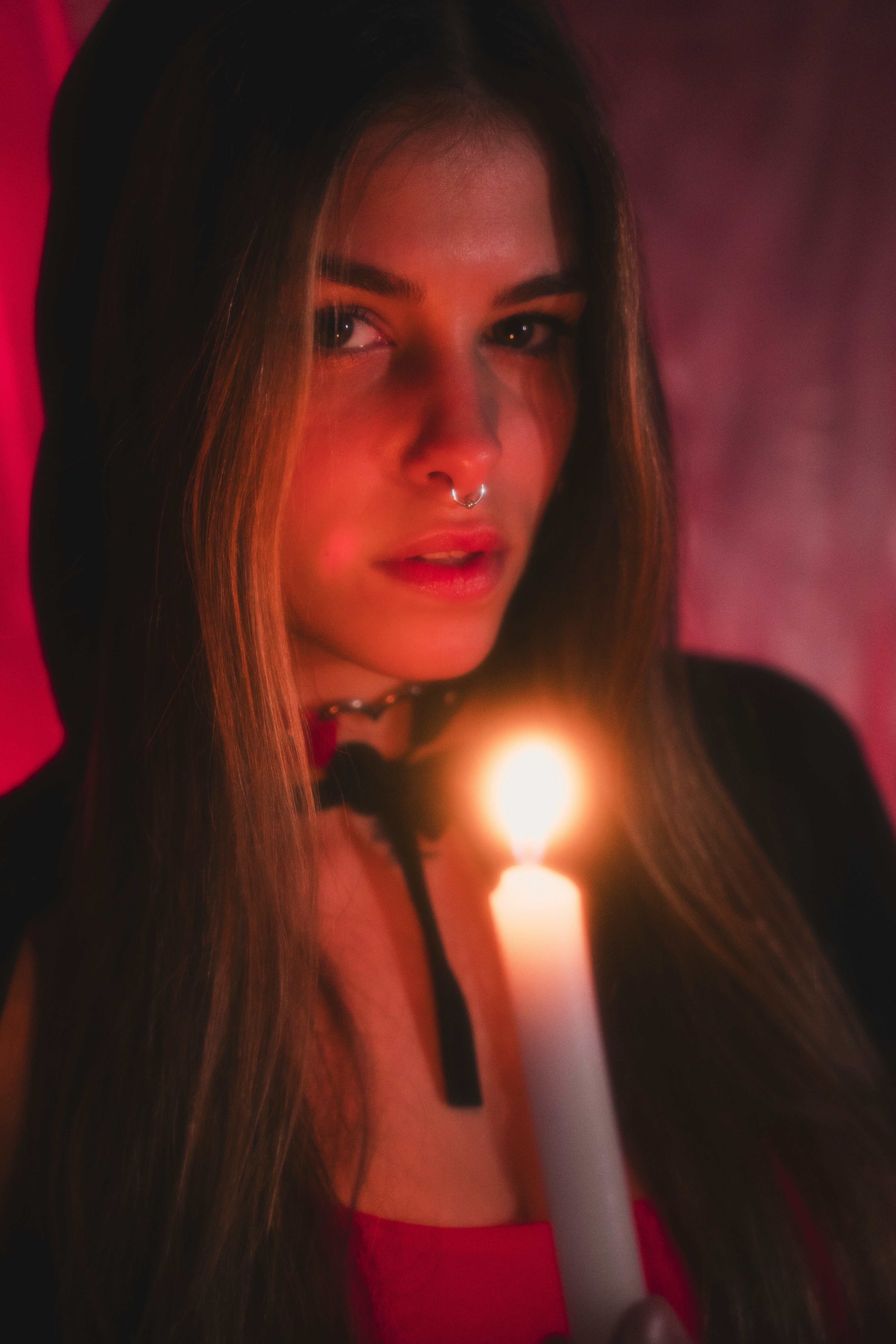 Una donna con una candela in mano