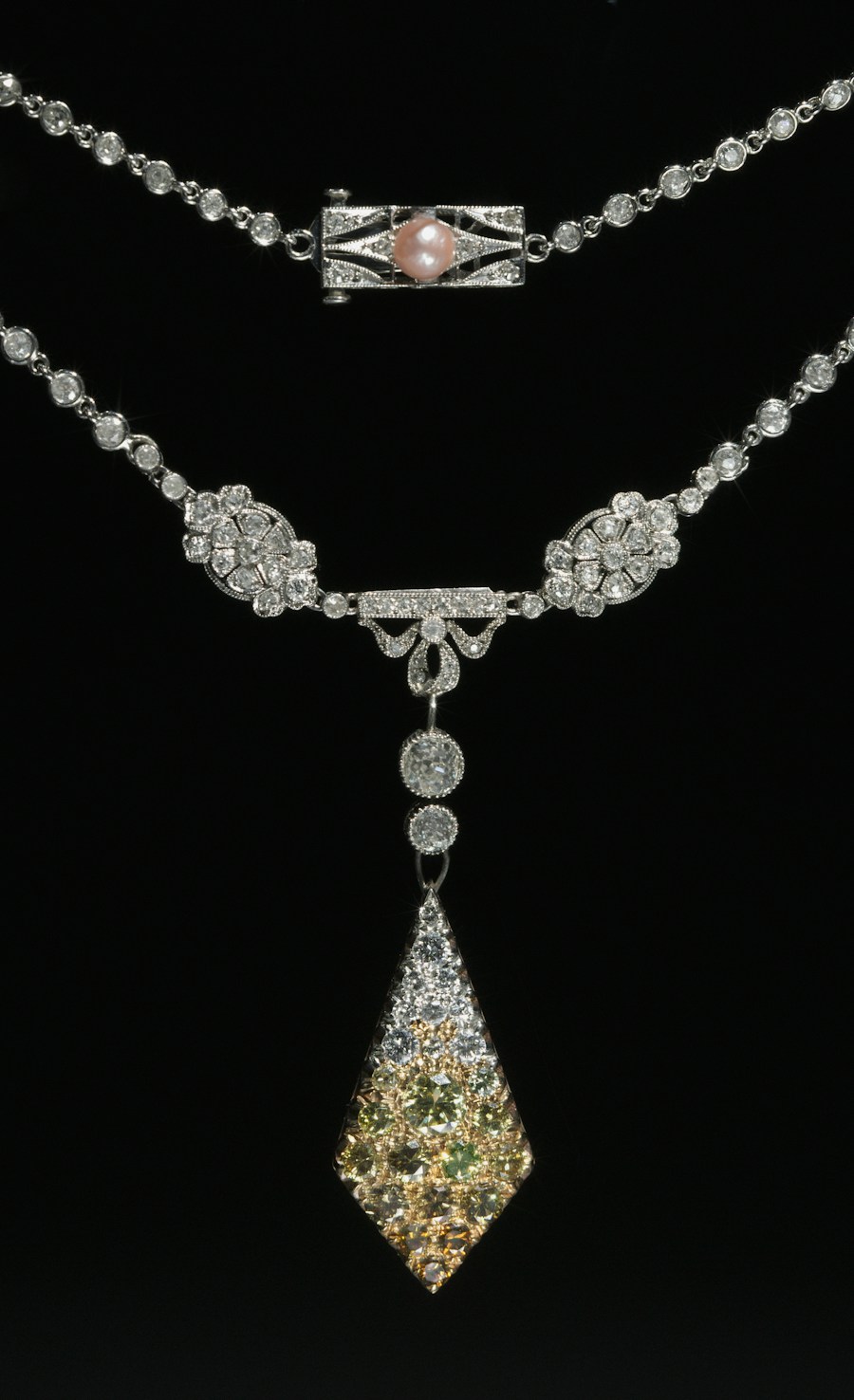Collana Étoile con diamanti su fondo nero