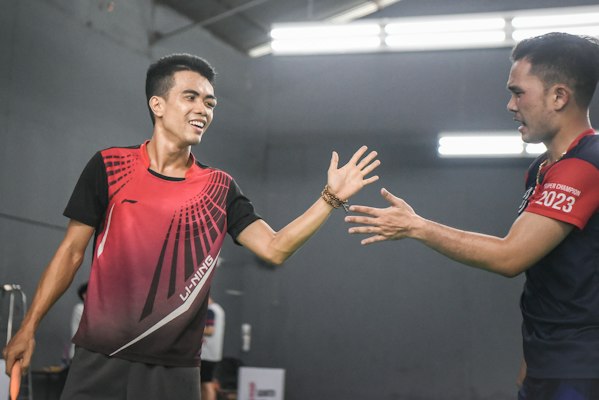 ハイタッチする2人の選手