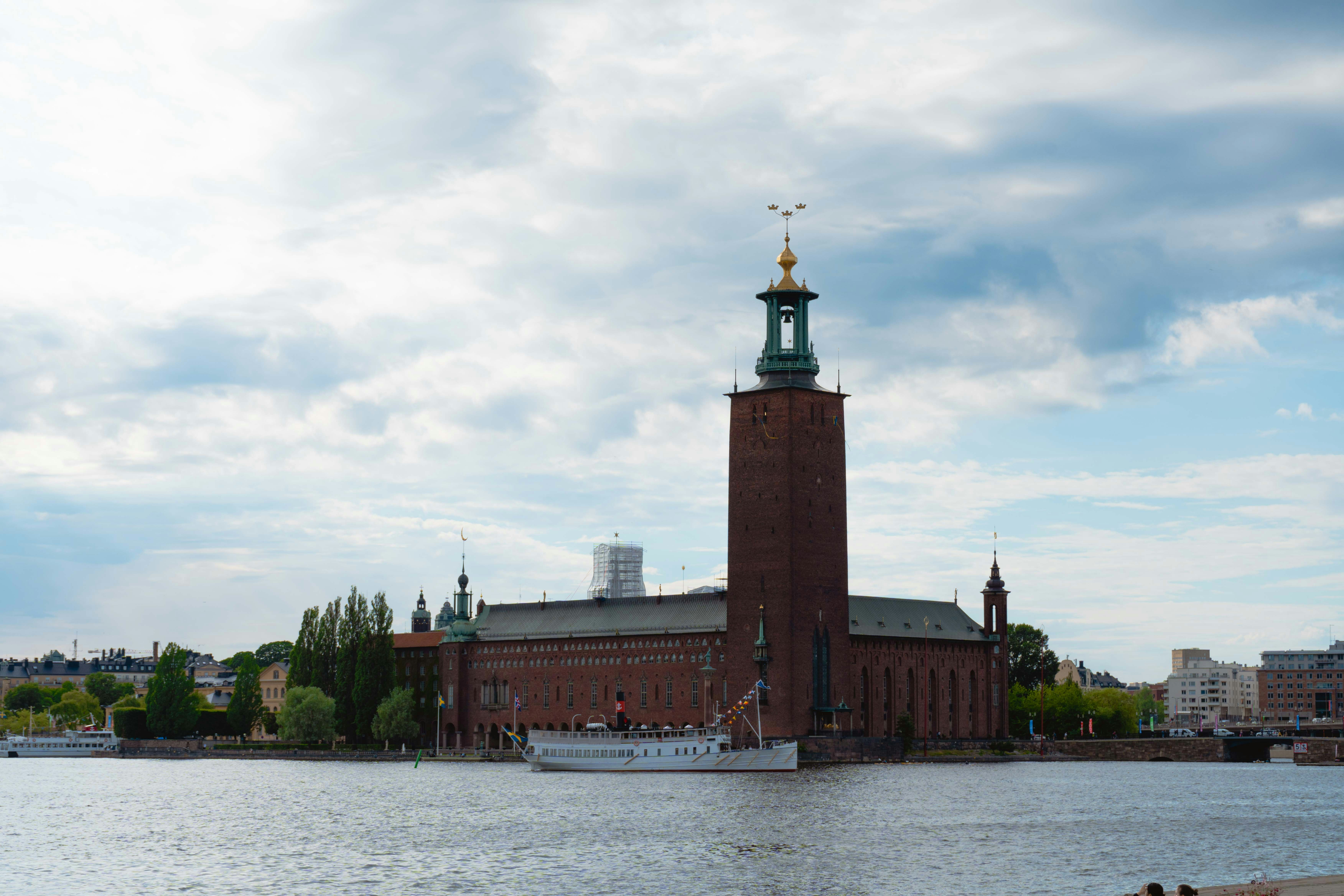 Ein großes Gewässer mit einem Uhrenturm im Hintergrund