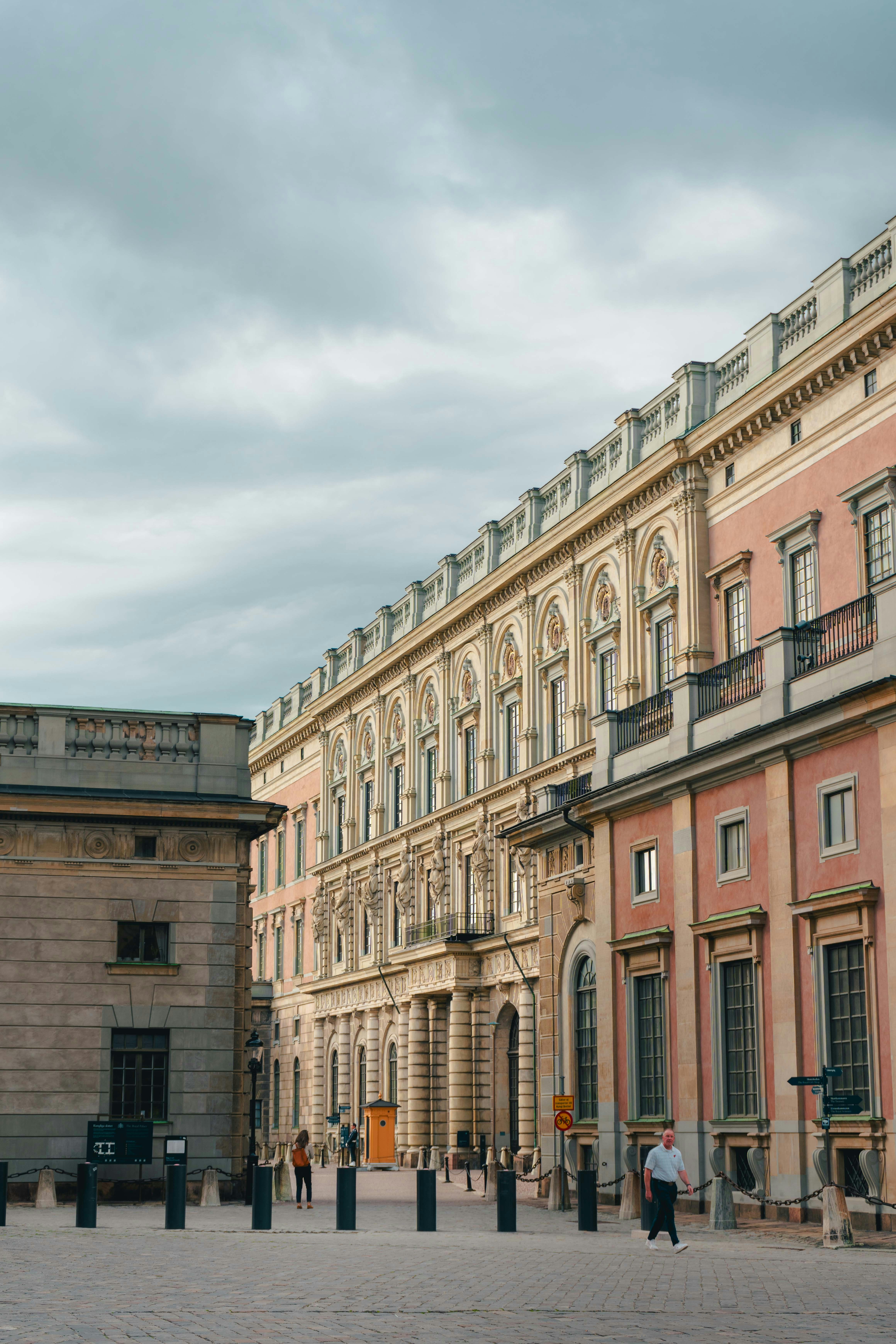 Ein paar Gebäude, die nebeneinander liegen