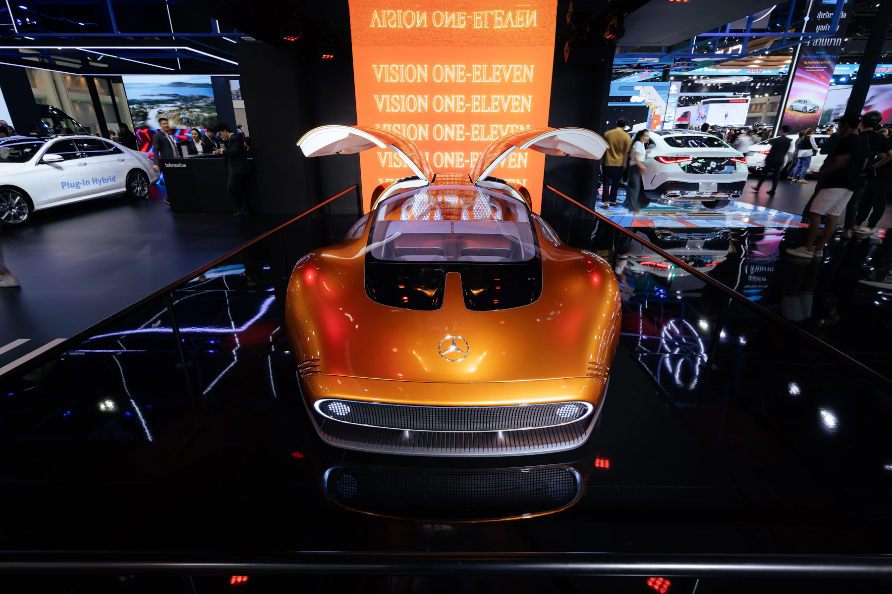 Concepto eléctrico en un salón del automóvil