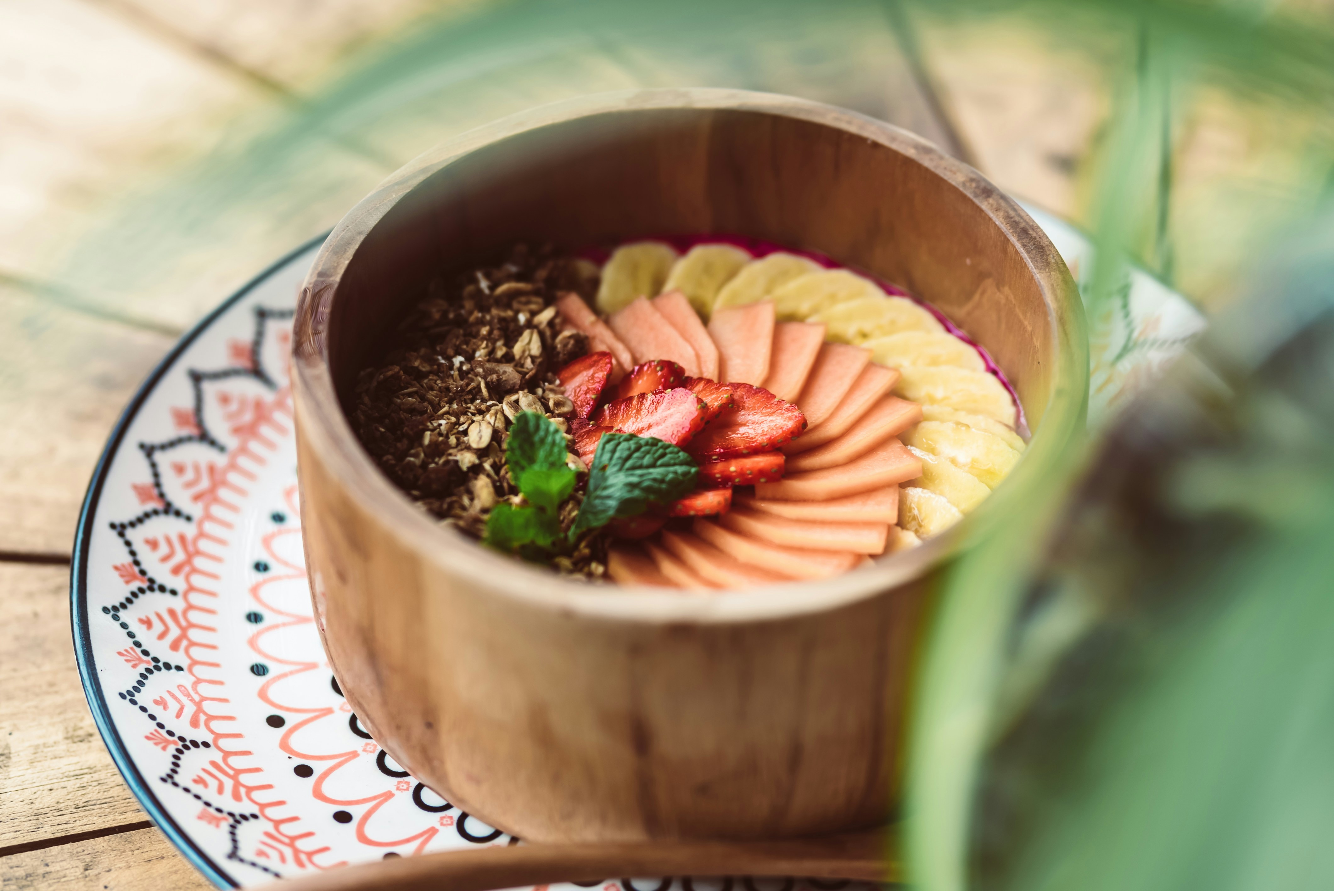 Tazón de batido con fresas, plátanos y menta.