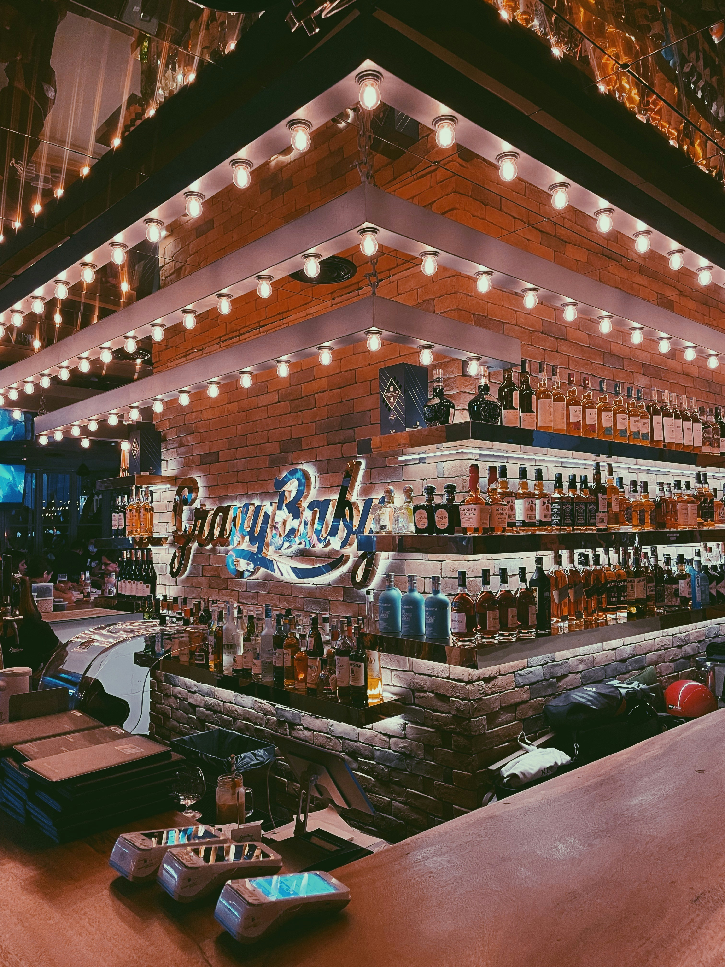 Bar dengan banyak botol di atasnya