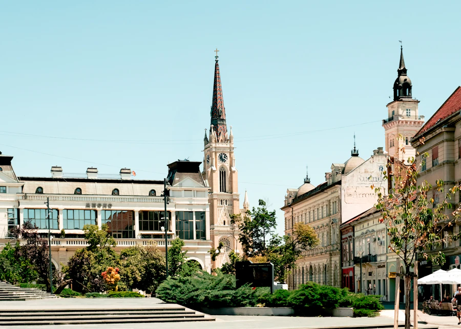 Novi Sad'da süslü cepheli tarihi bir bina
