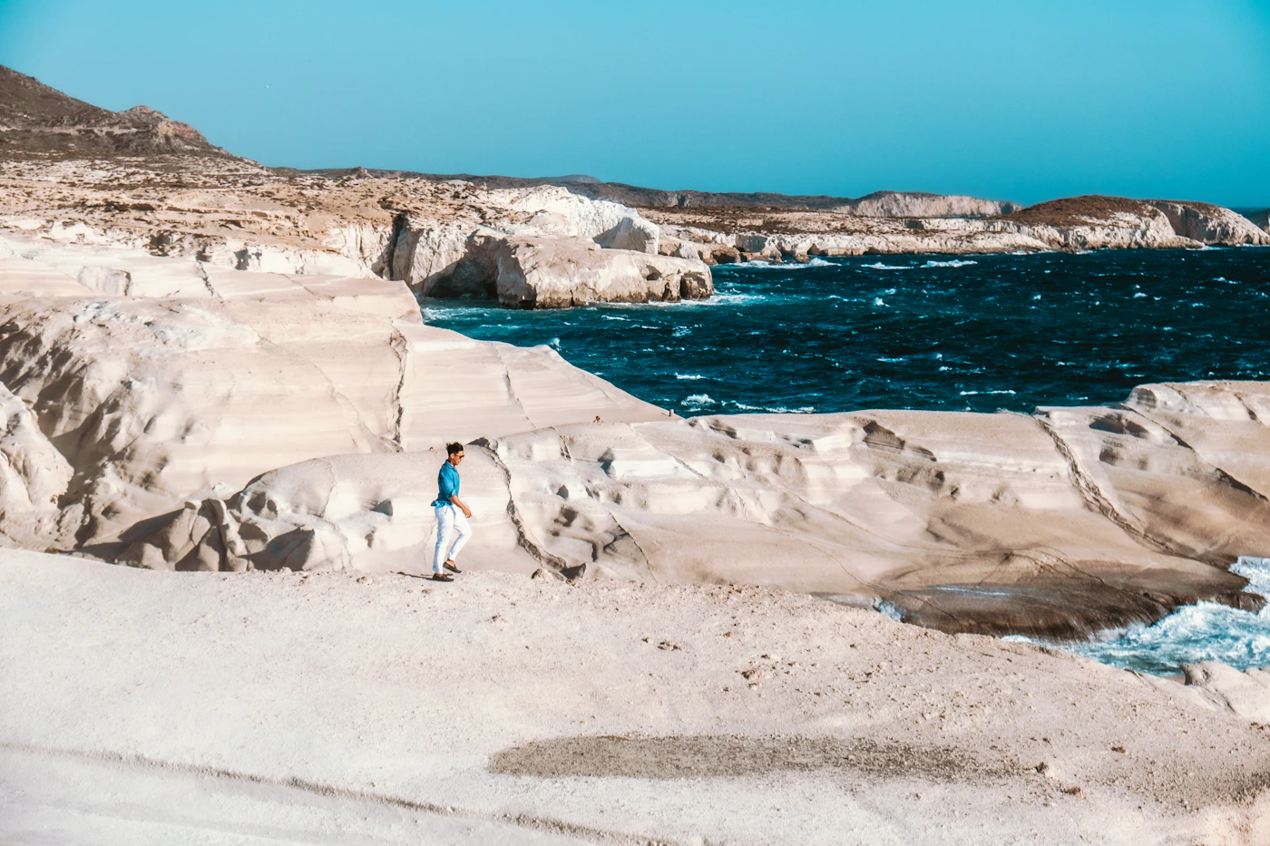Roca volcánica blanca y mar en Sarakiniko, Milos