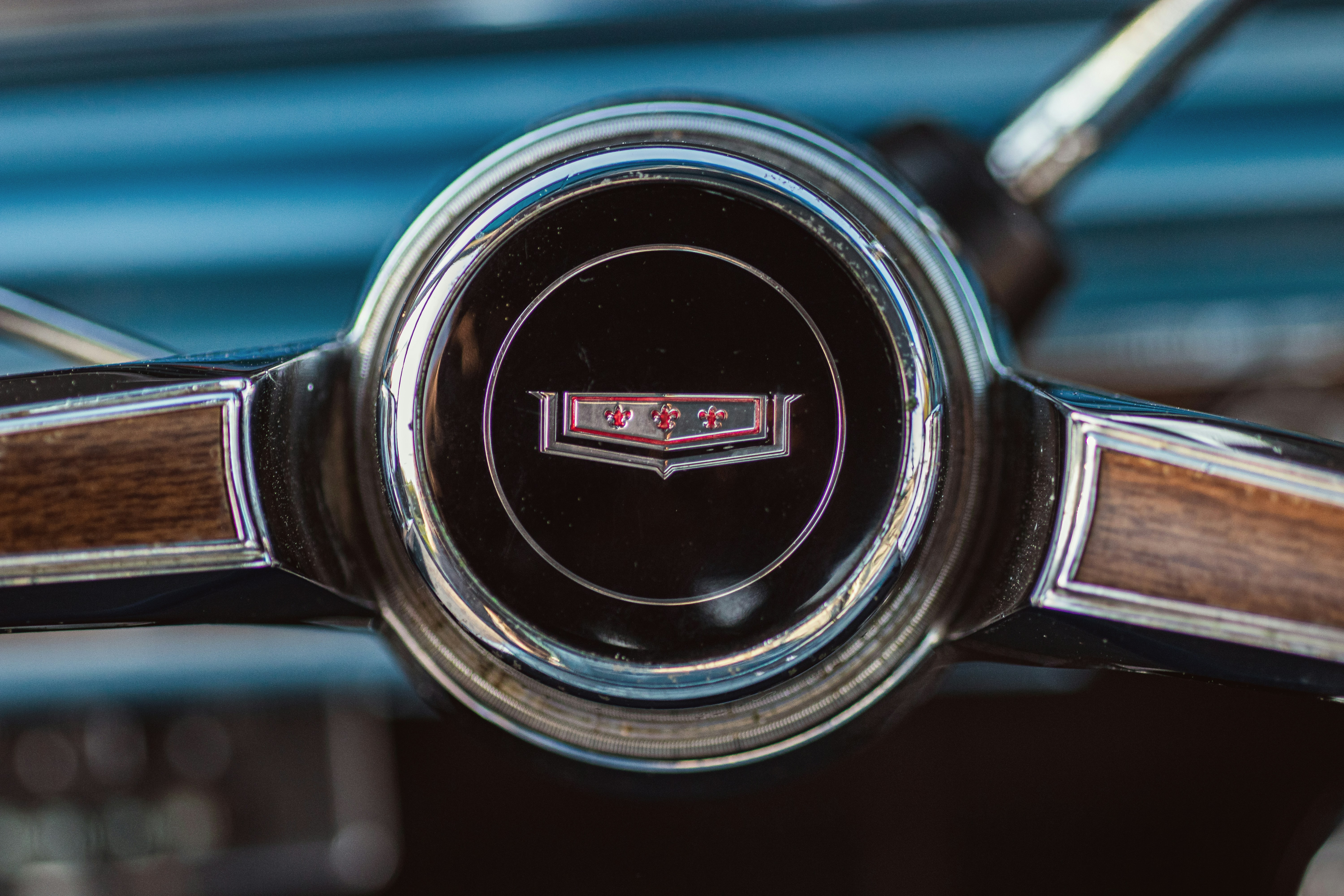 Un gros plan sur le volant d’une voiture