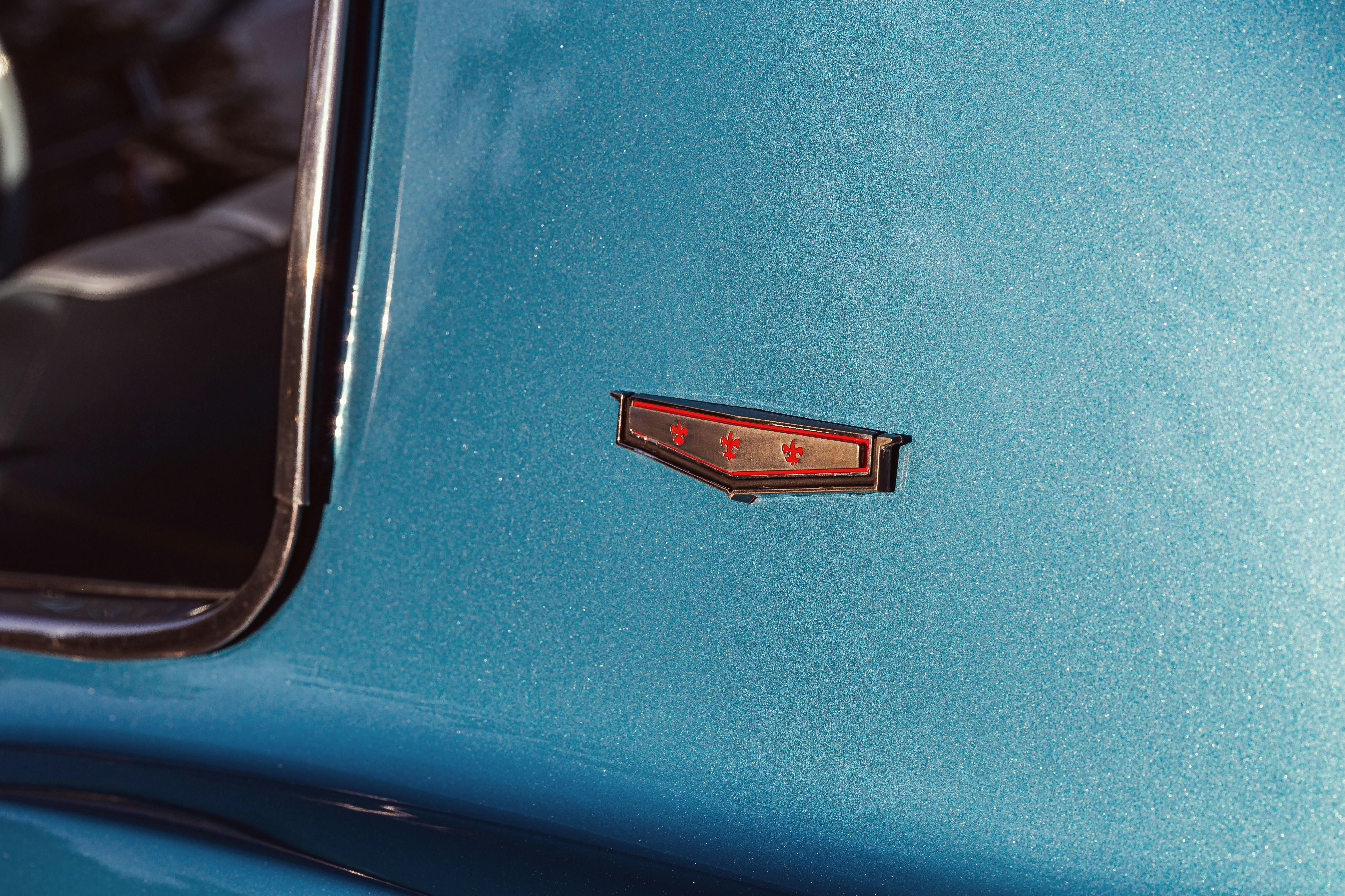 A close up of the emblem on a blue car
