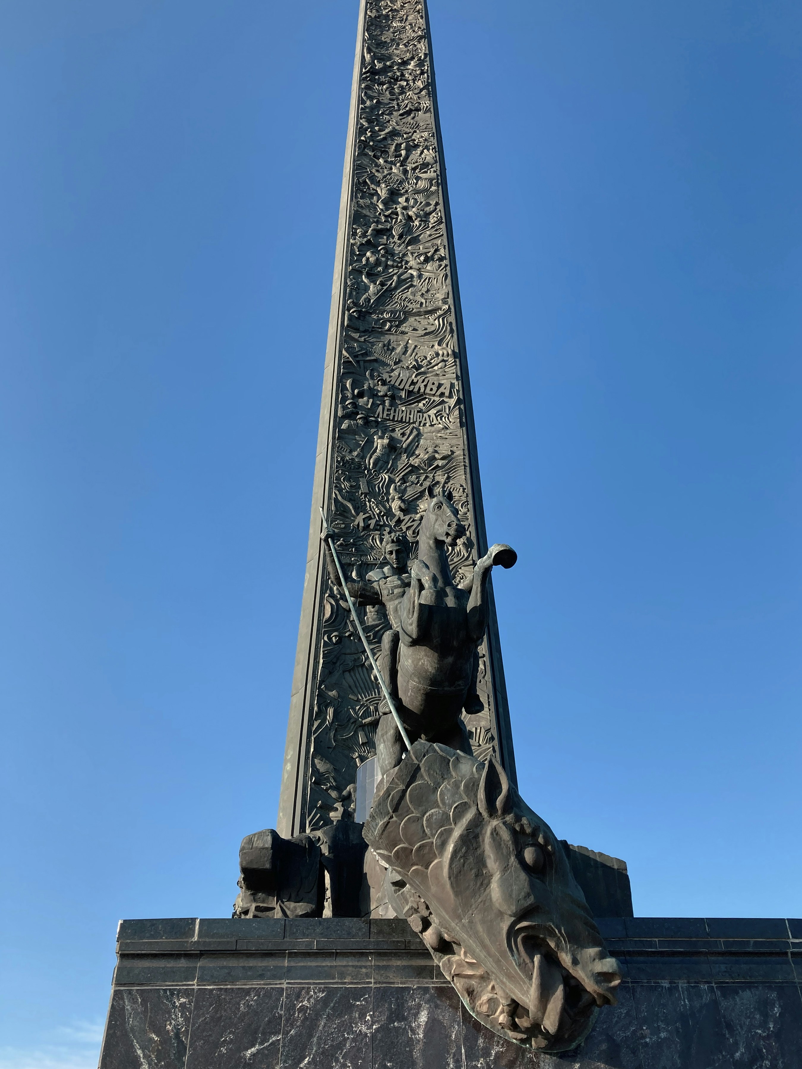 Un alto monumento con una statua in cima