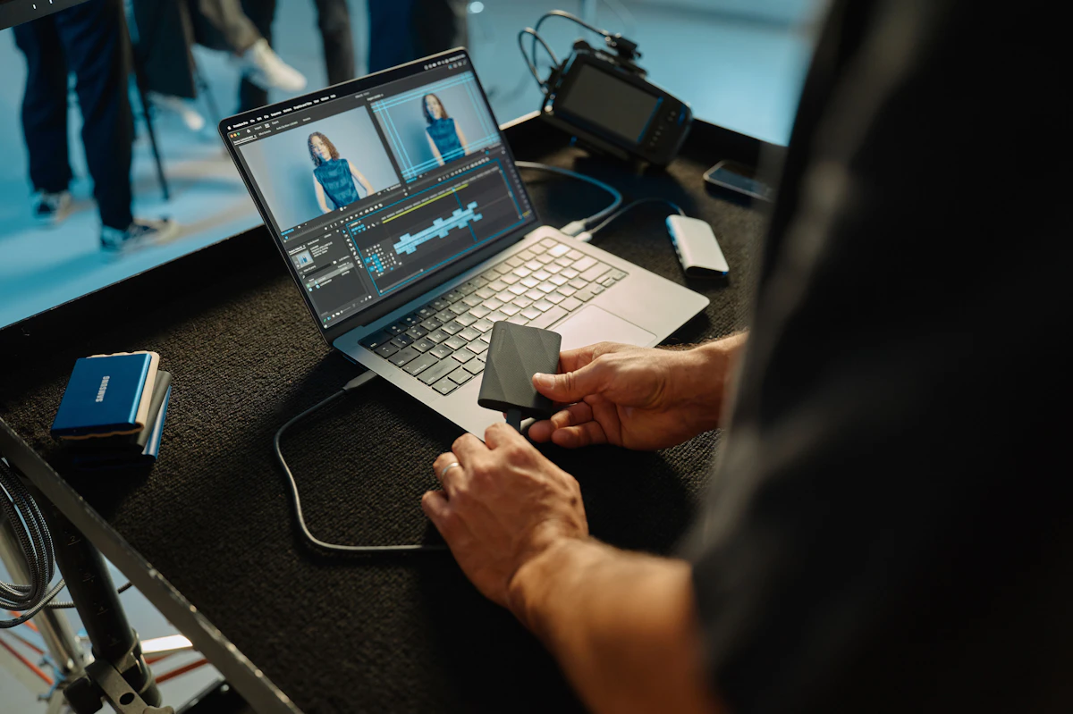 Usuario revisando la lista de dispositivos conectados a su red en una herramienta de monitorización en su portátil.