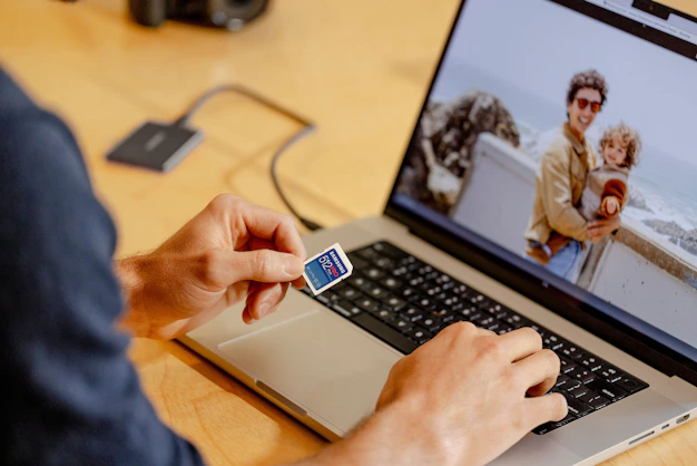 A laptop user trying to transfer data to a Samsung SD card. Portable HDD is connected & coping data