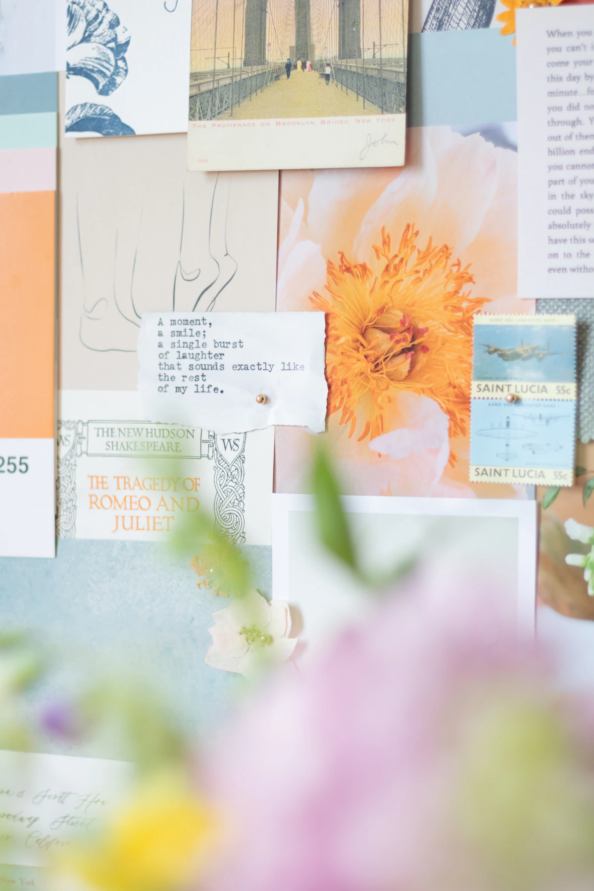 Bacheca moodboard con cartoline, illustrazioni e appunti