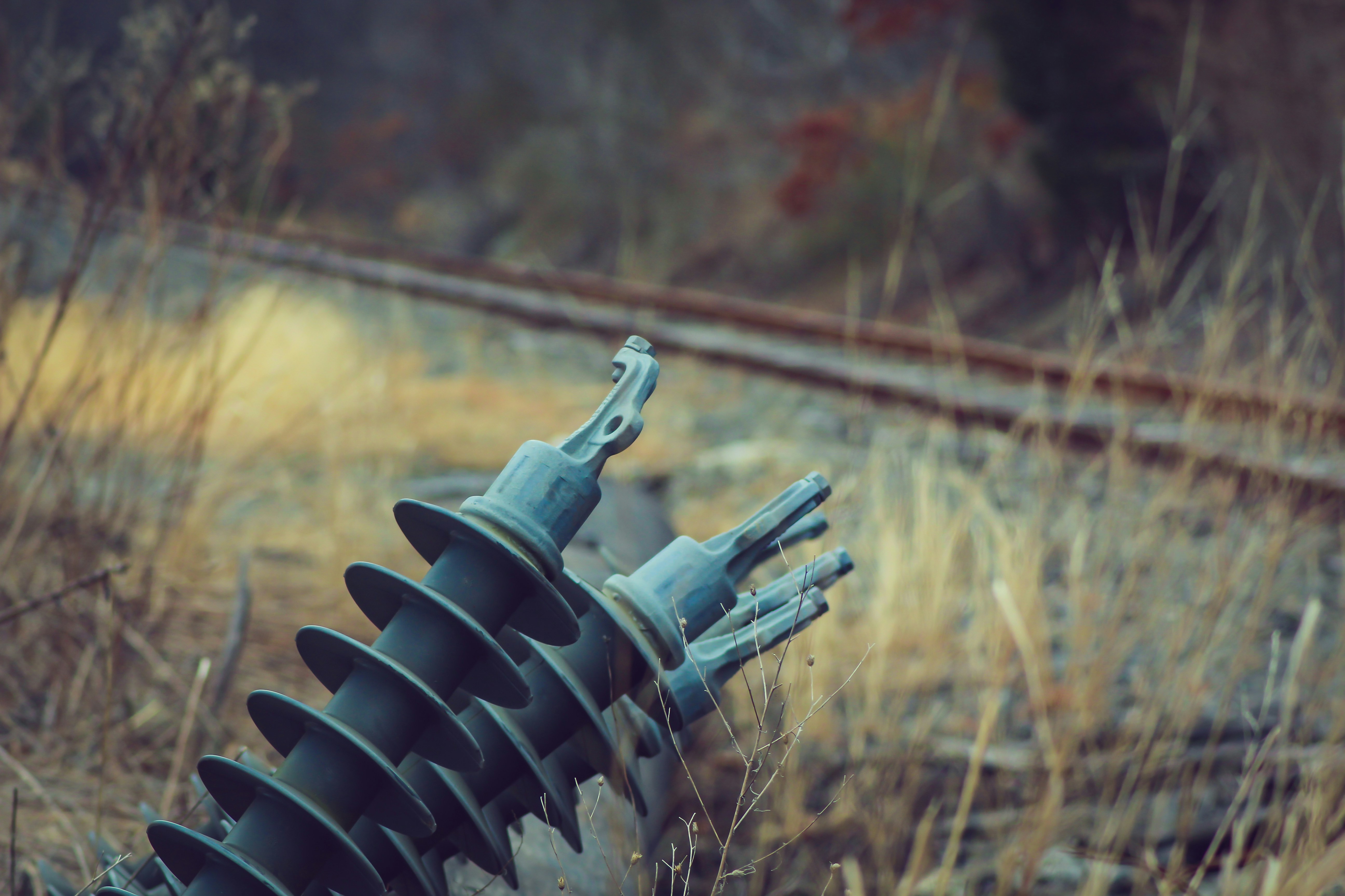 A bunch of metal objects sitting in the middle of a field