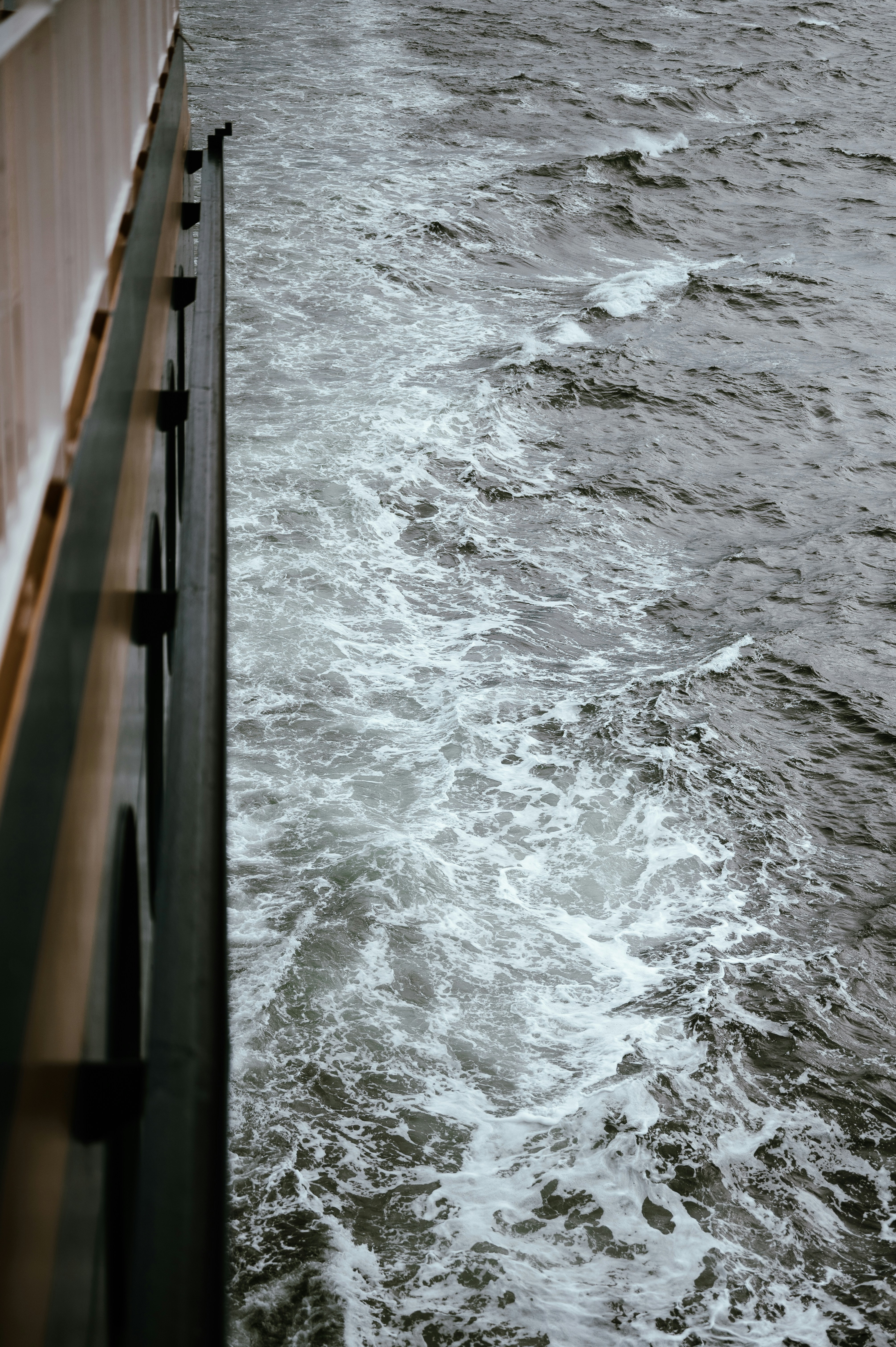 Uma vista de um corpo de água de um barco