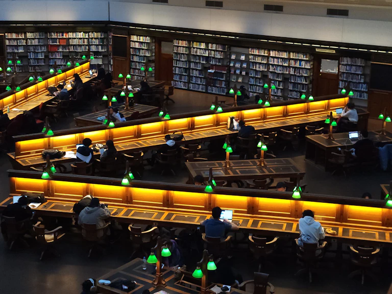 Sala de lectura para el estudio académico de la historia y la geopolítica