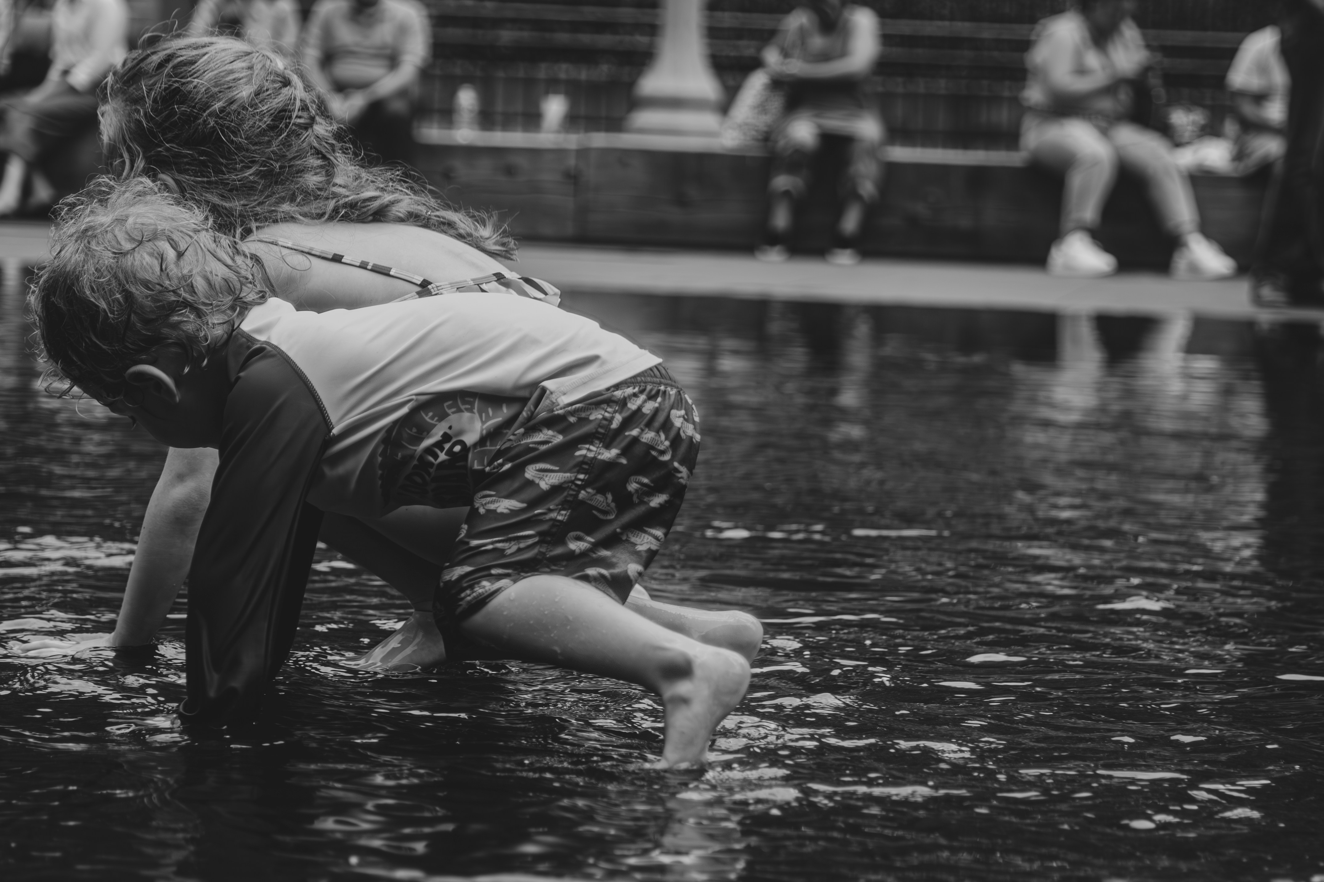 Eine Person, die in eine Wasserpfütze springt