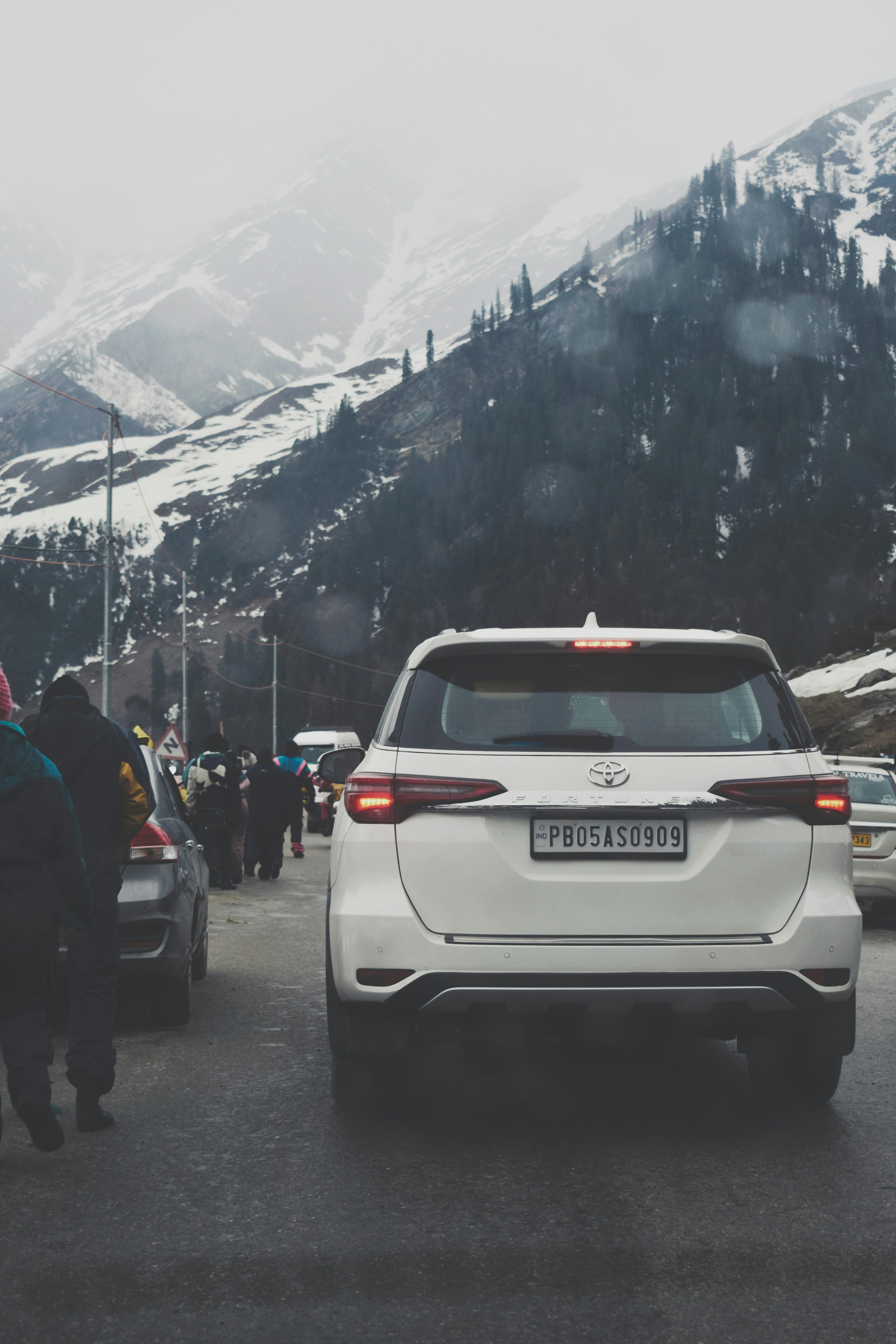 electric suv towing mountains, wallpaper, Rivian Wagon Towing Capacity: Max Limits & Performance Guide 6
