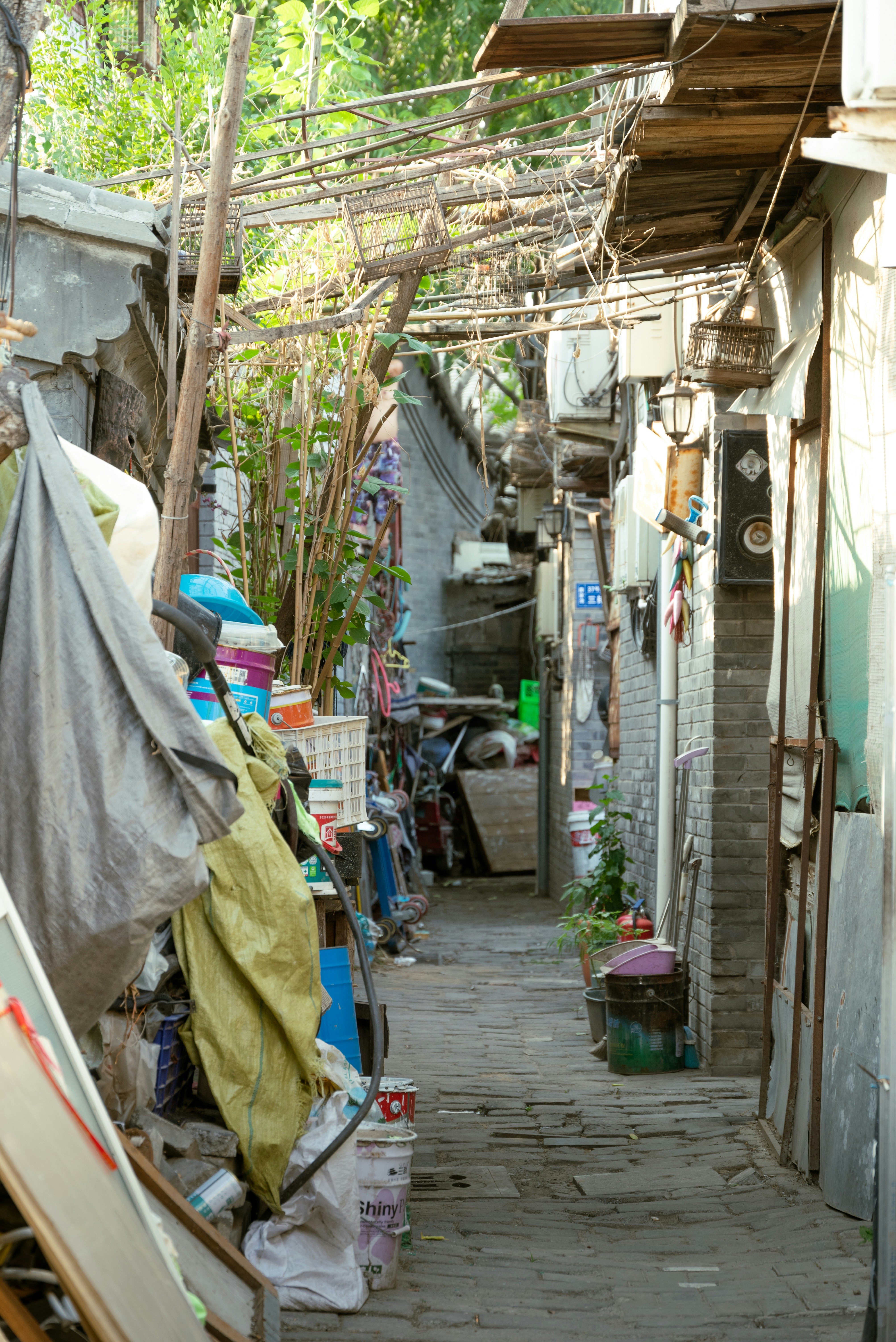 A narrow alley way with lots of items on the ground