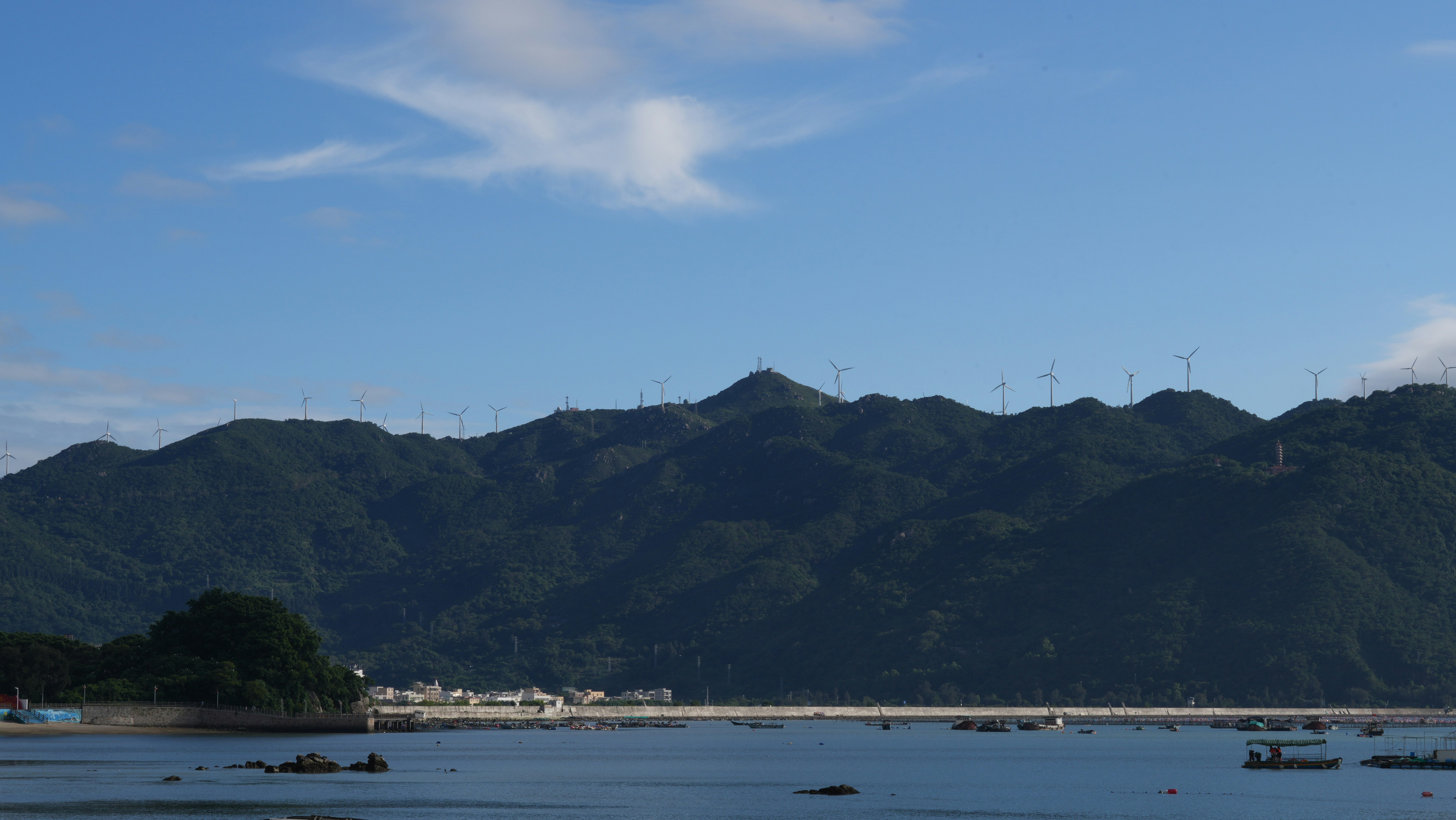 Stop image for Sea-to-Sky Luxury Loop: Vancouver & Beyond (3 Days) - A body of water with mountains in the background -  in Western Canada - Photo by 安 崔士 on Unsplash