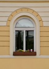 Нов прозорец, монтиран от Хеджи Уайлдър в софийски дом, с цветна кутия от външната страна.