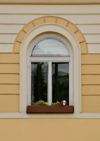 Нов прозорец, монтиран от Хеджи Уайлдър в софийски дом, с цветна кутия от външната страна.