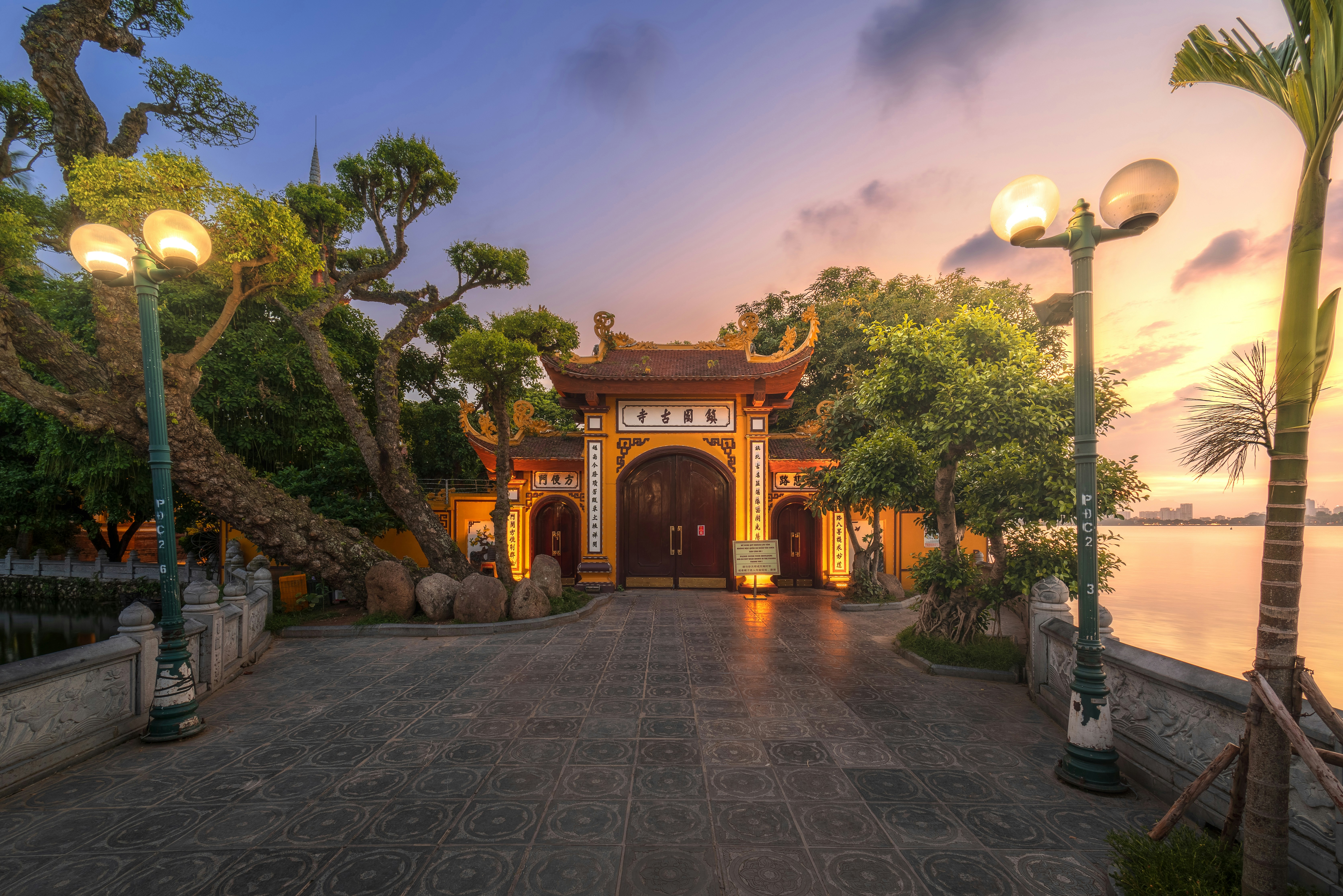 A large building with a lot of lights on it