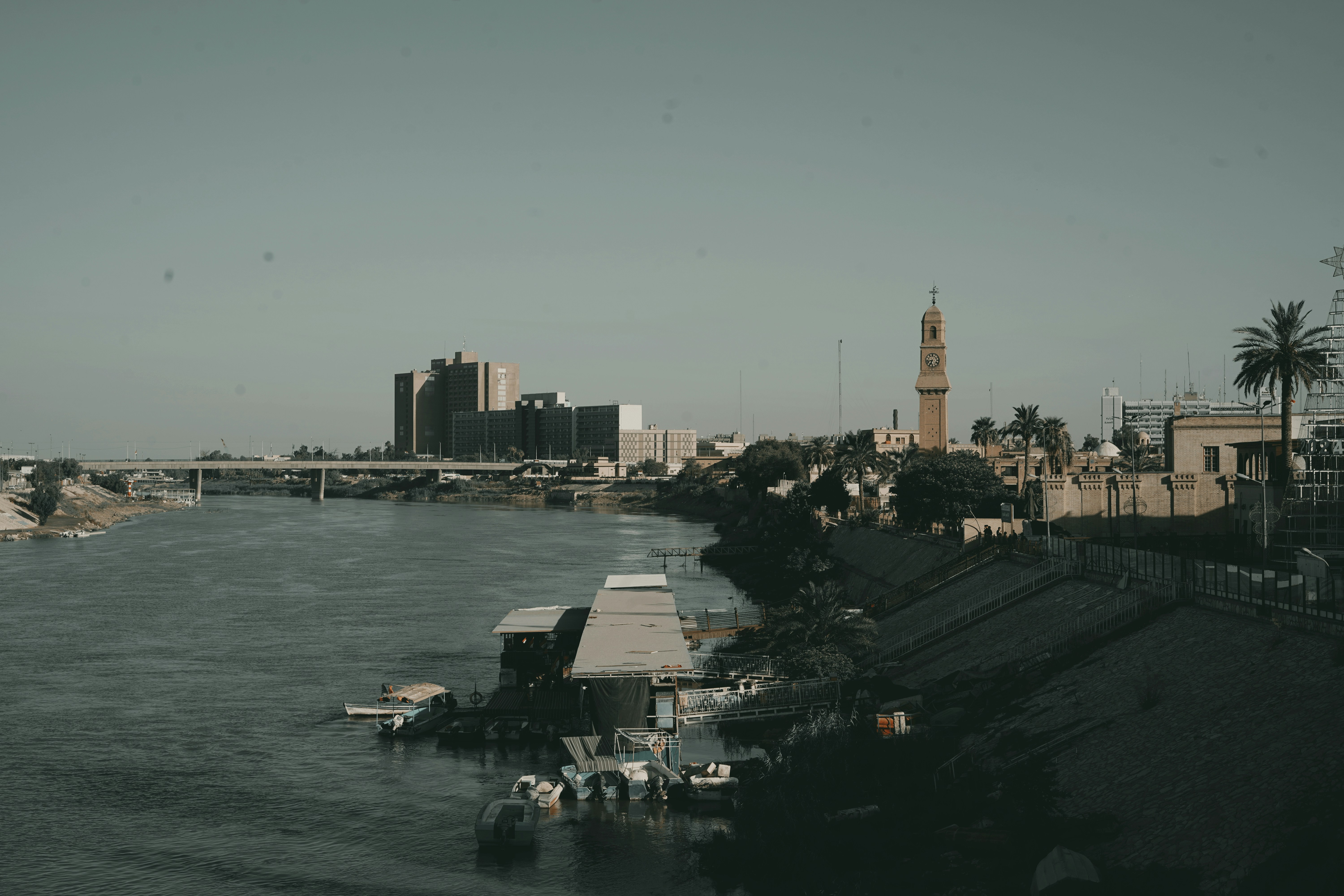 맨 시티 대 맨유 - A body of water with a city in the background