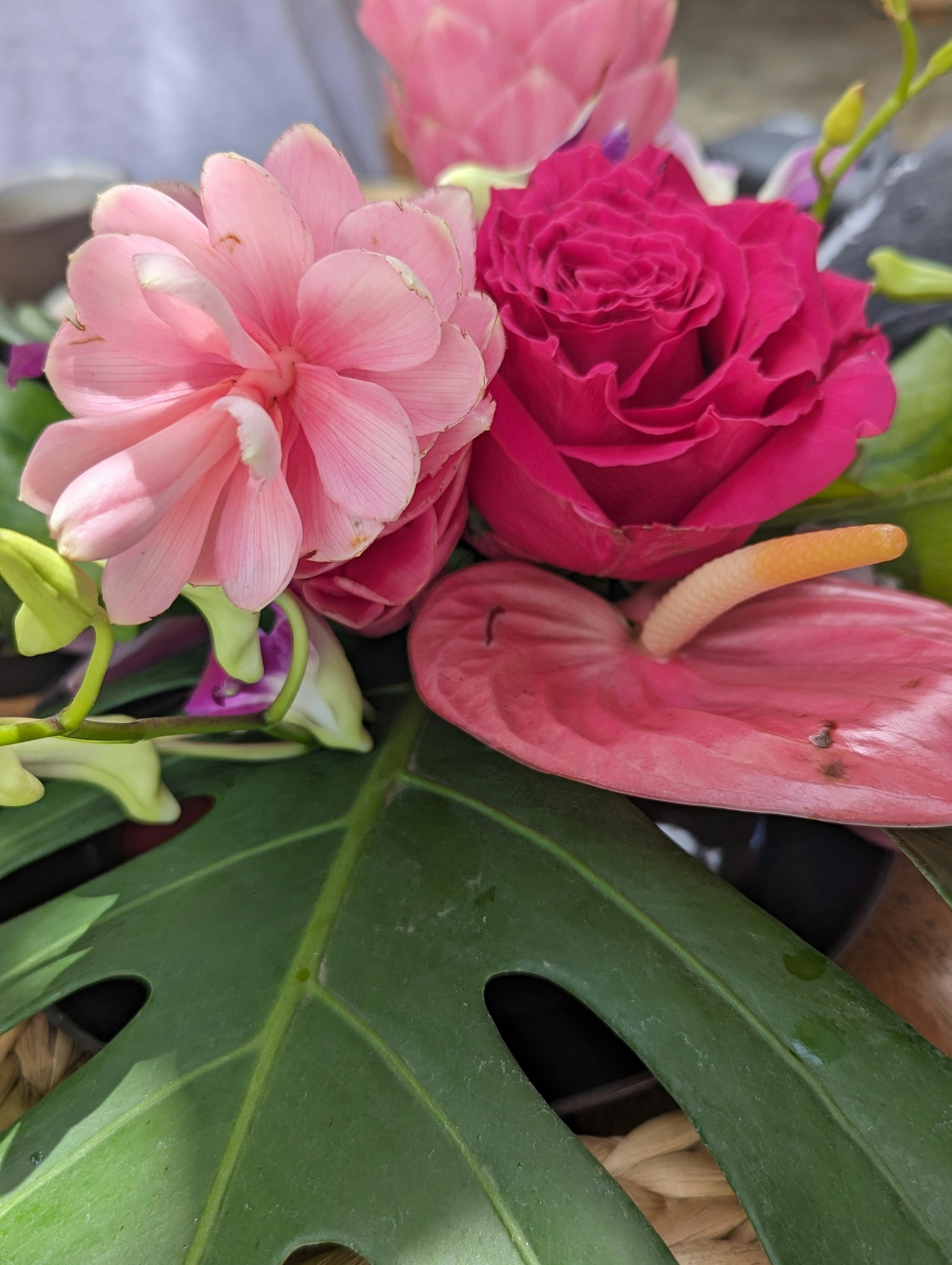 Aranjament floral exotic cu orhidee si anthurium pentru evenimente speciale