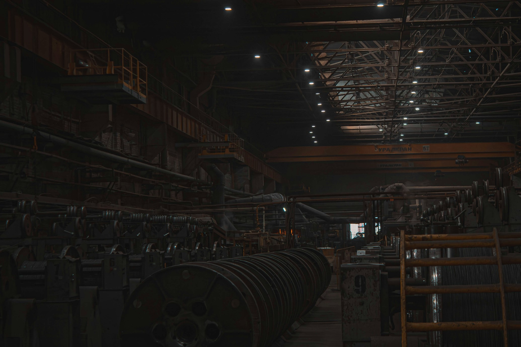 Infraestructura industrial moderna con tecnología avanzada