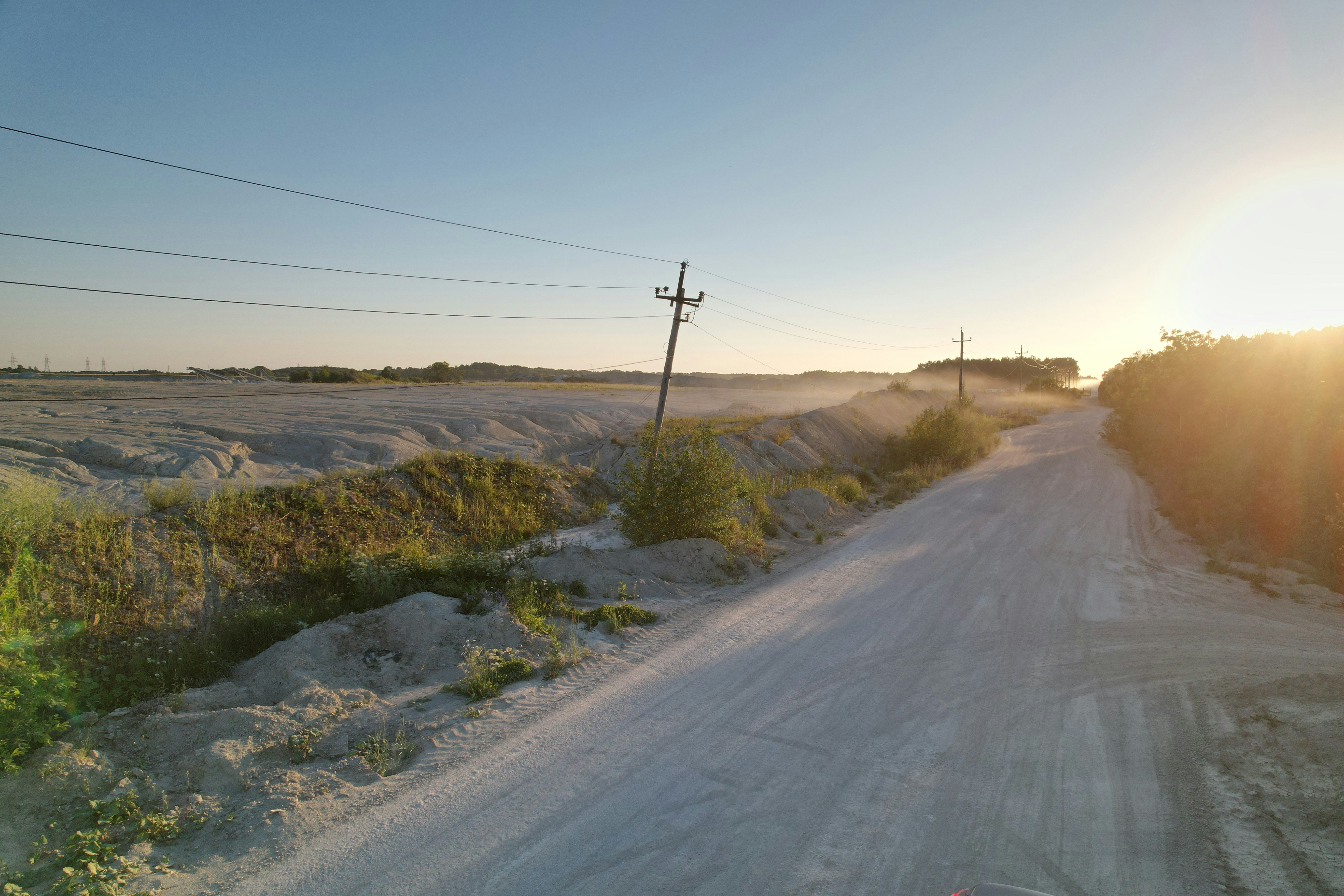 Le soleil se couche sur un chemin de terre