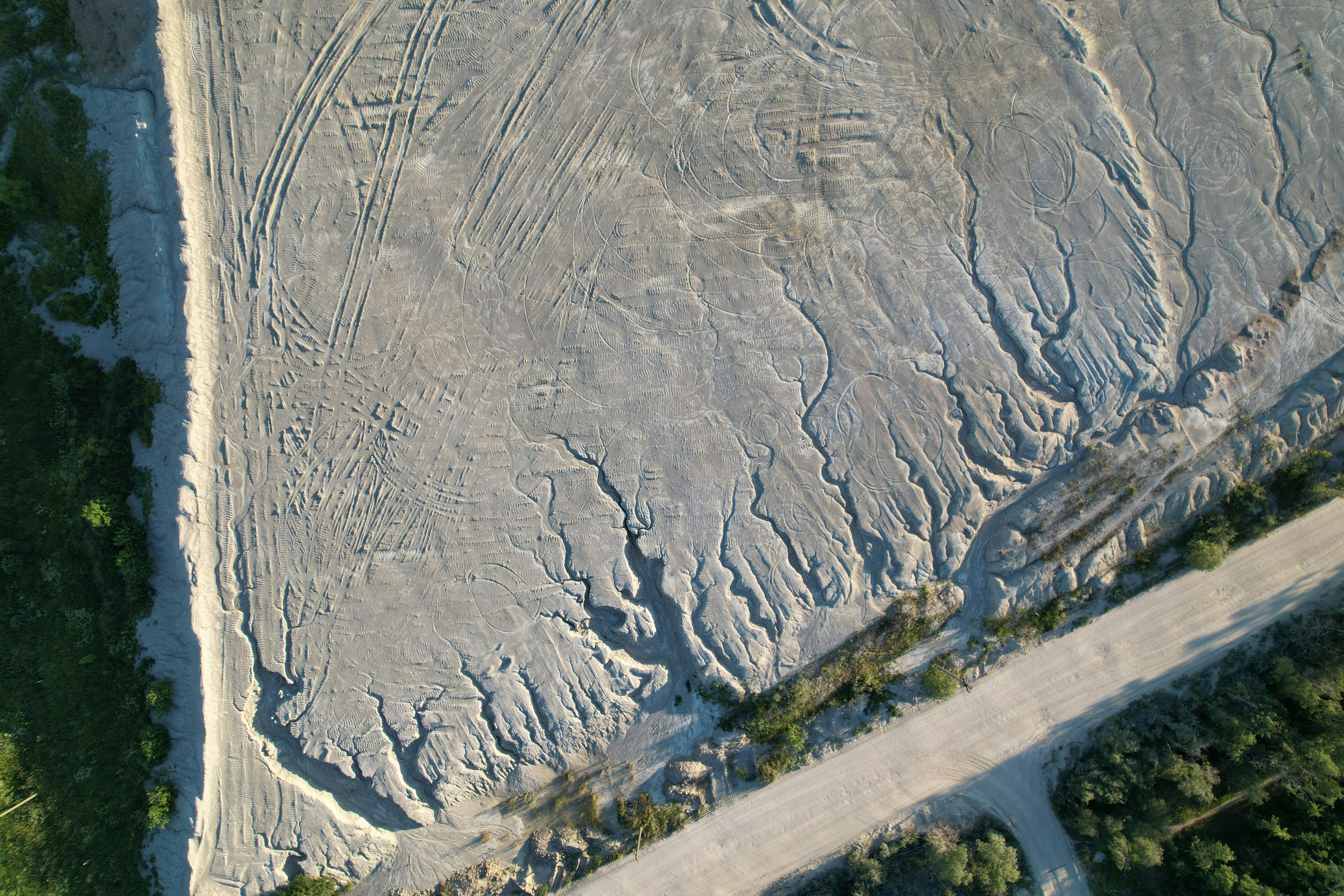 Une vue aérienne d’un champ enneigé