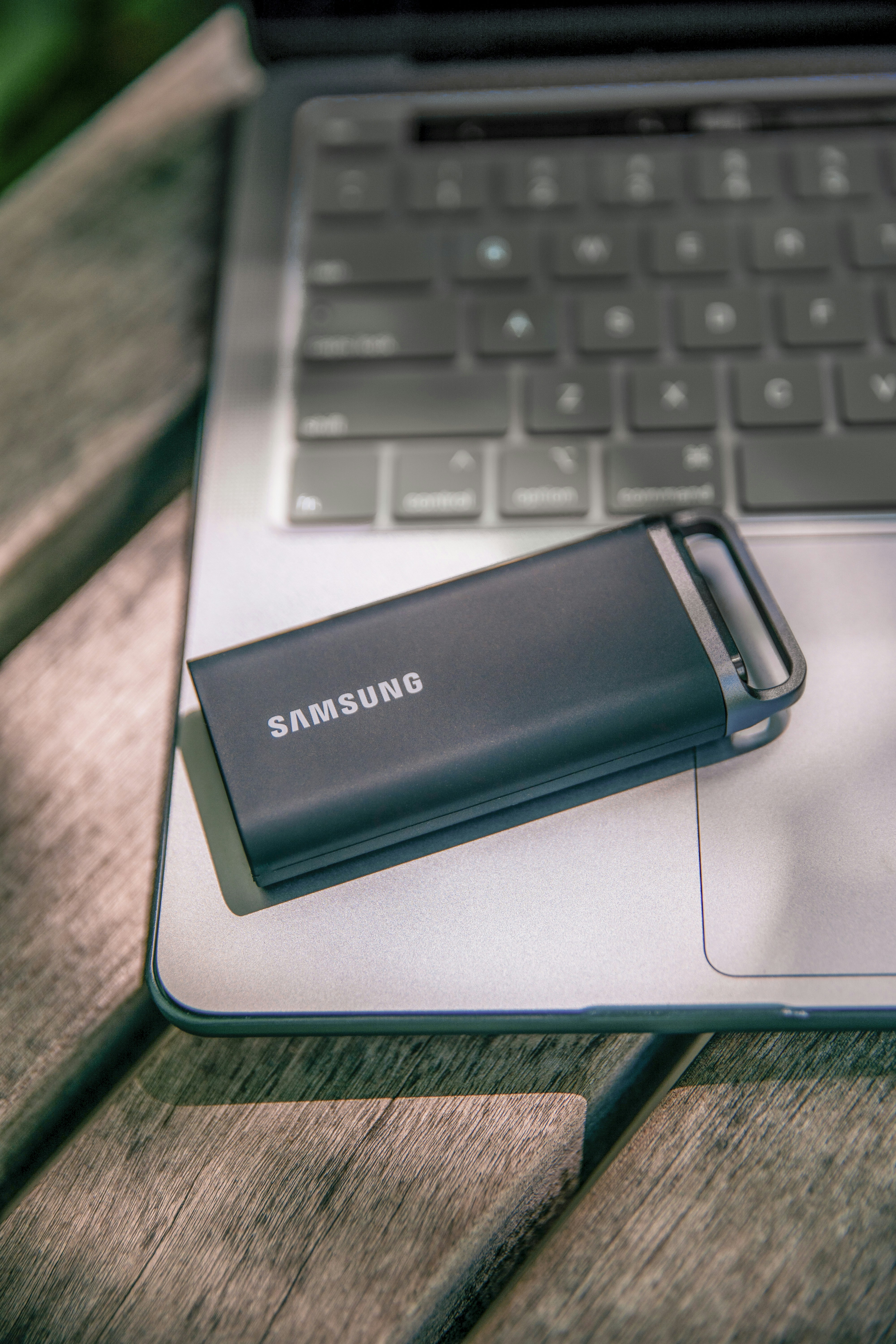 Gros plan d’un téléphone portable et d’un ordinateur portable sur une table