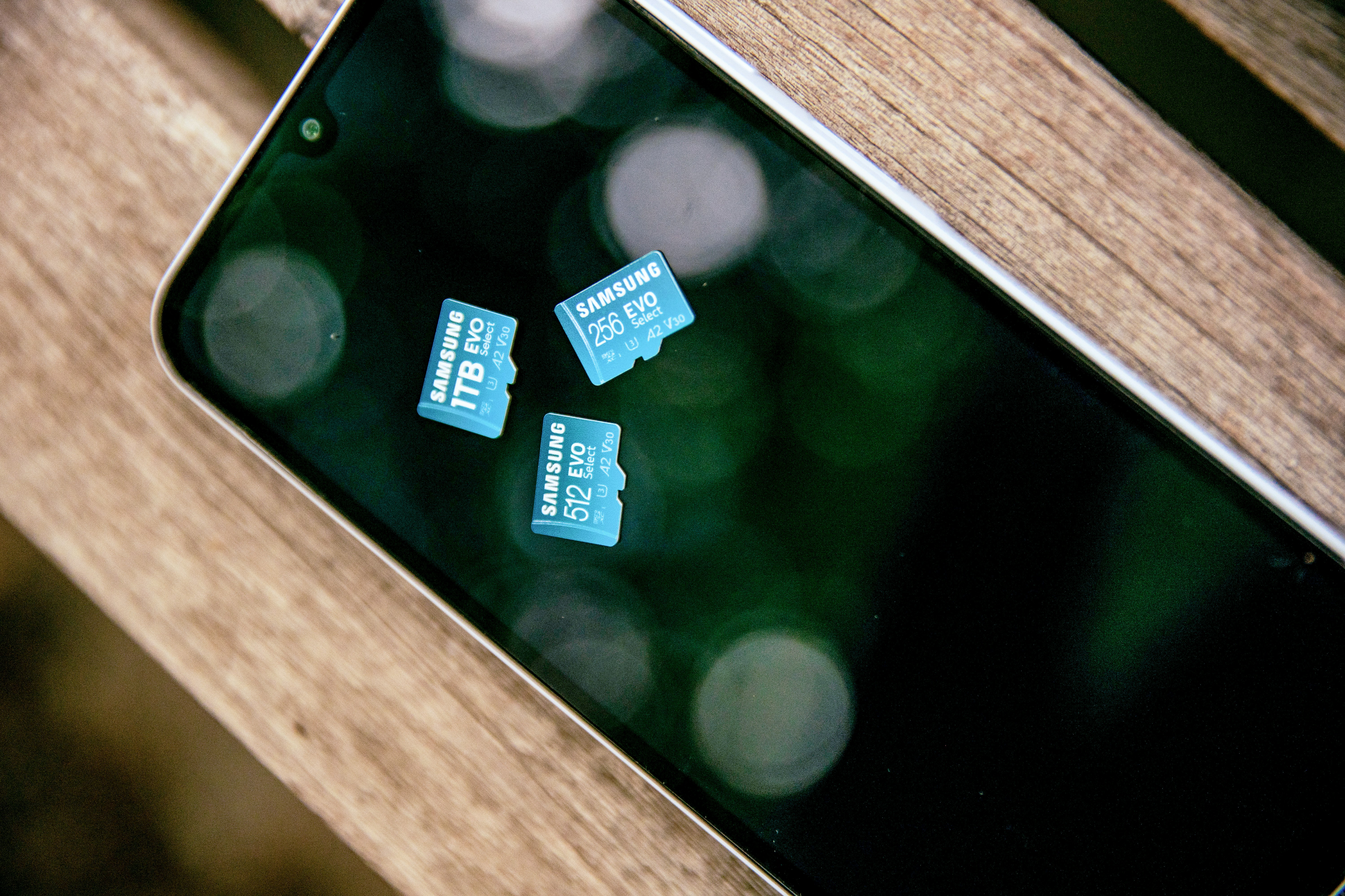 Phone and storage card image used to explain Samsung SD card detection problems