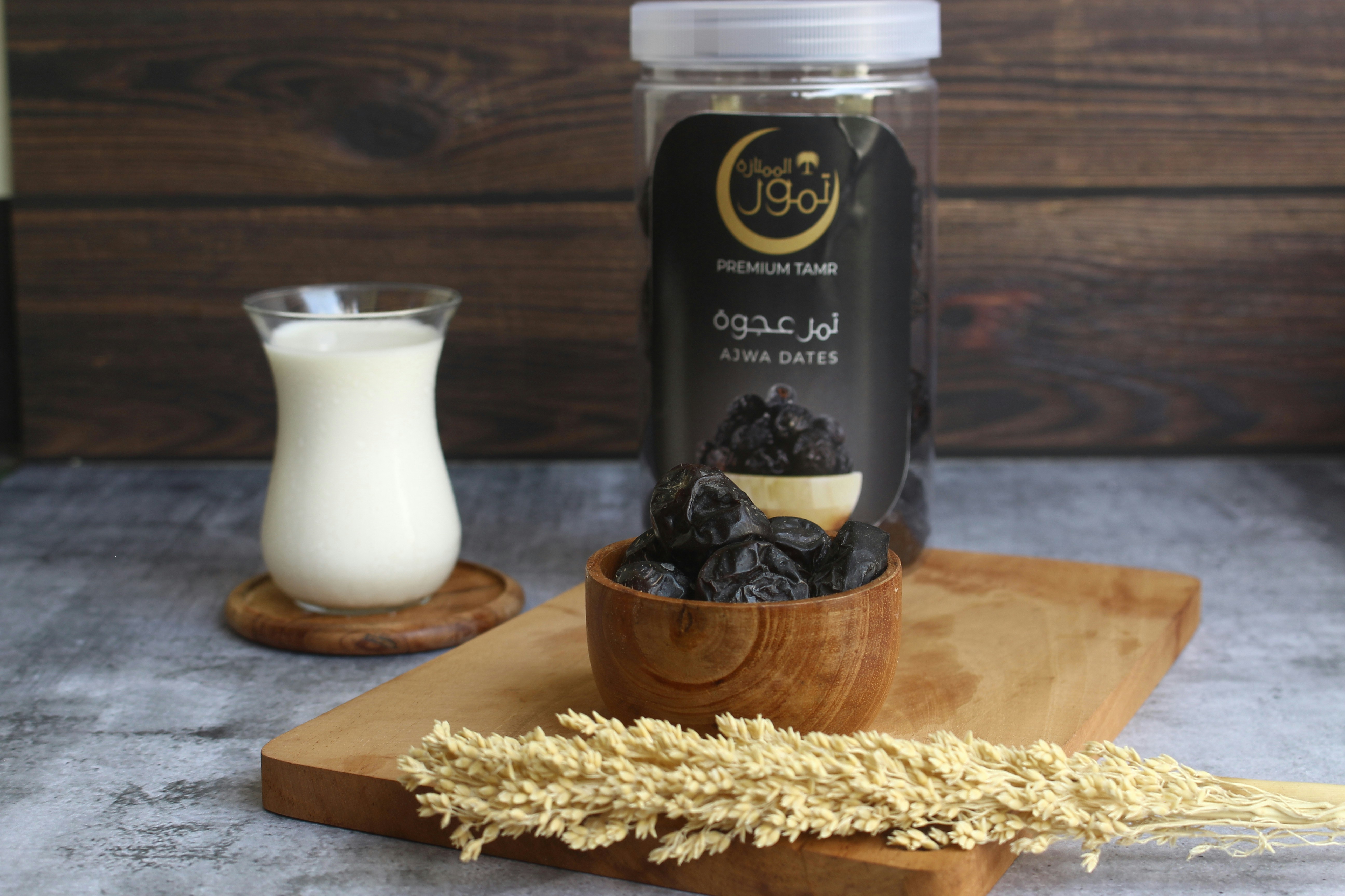 Une bouteille de lait et des raisins secs sur une table