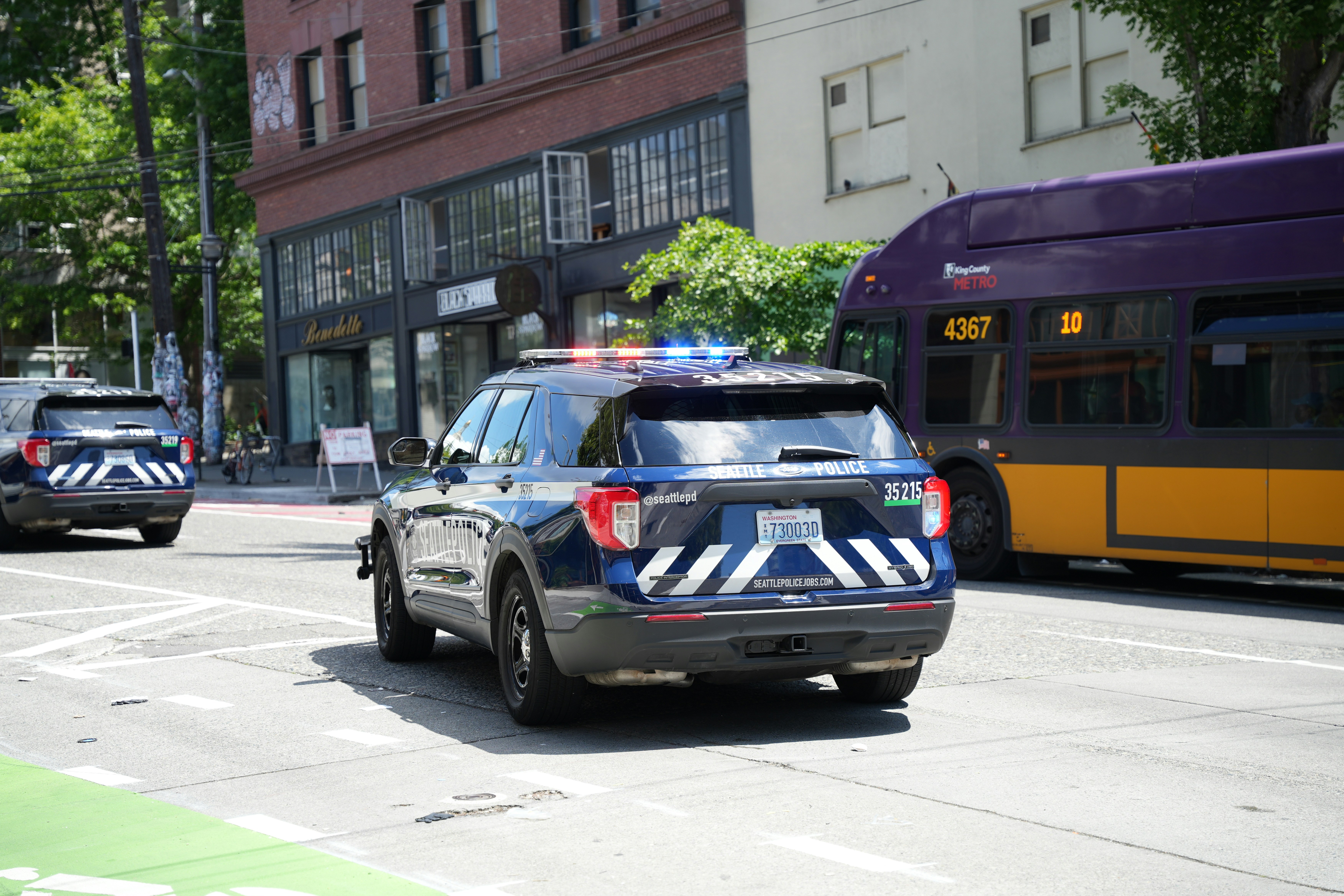 Årets hjältepolis Björn avslöjar kokaingömma värd 20 miljoner – en fantastisk bedrift!