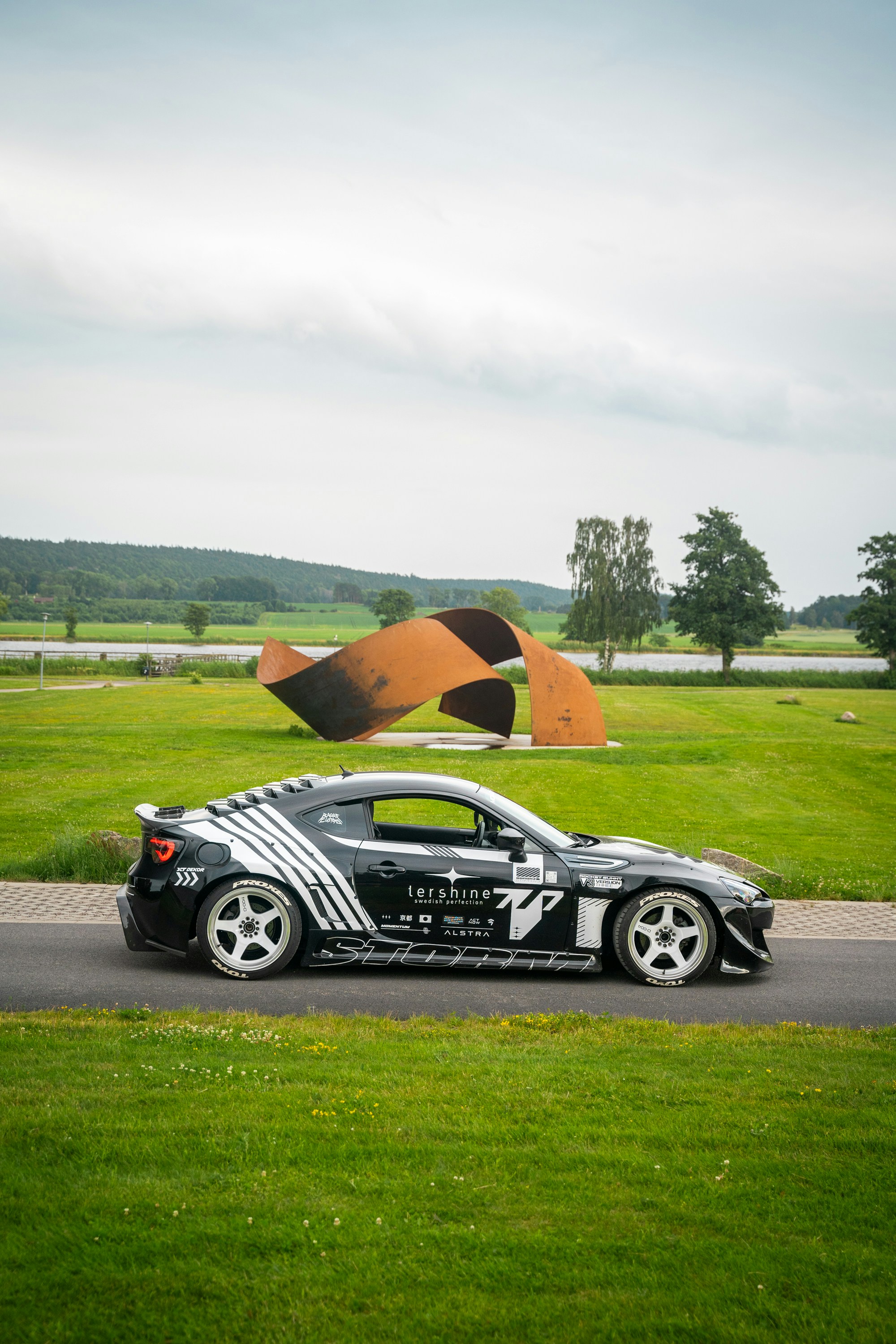 Ein am Straßenrand geparktes Auto