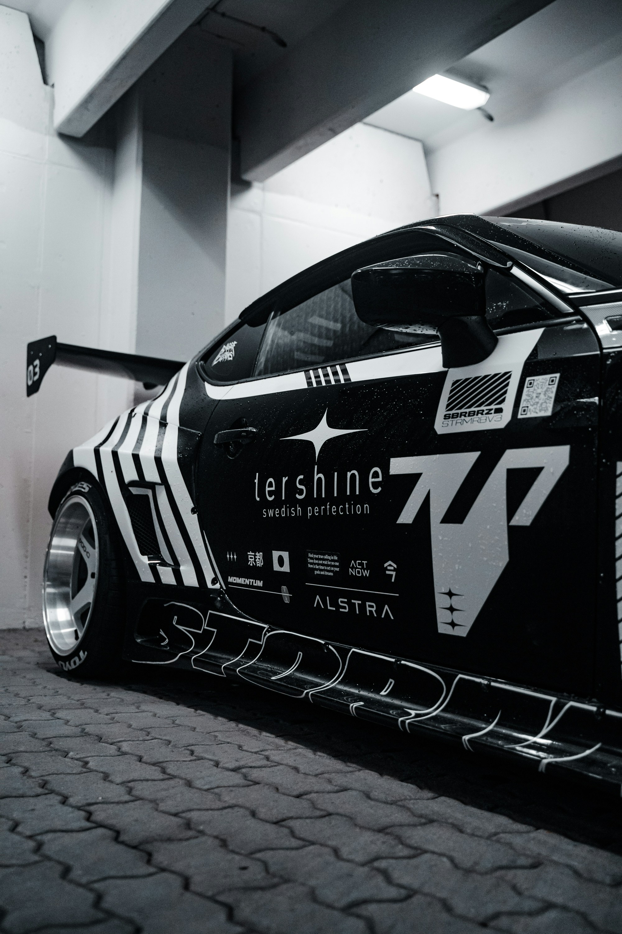 Ein Schwarz-Weiß-Foto eines modifizierten Autos