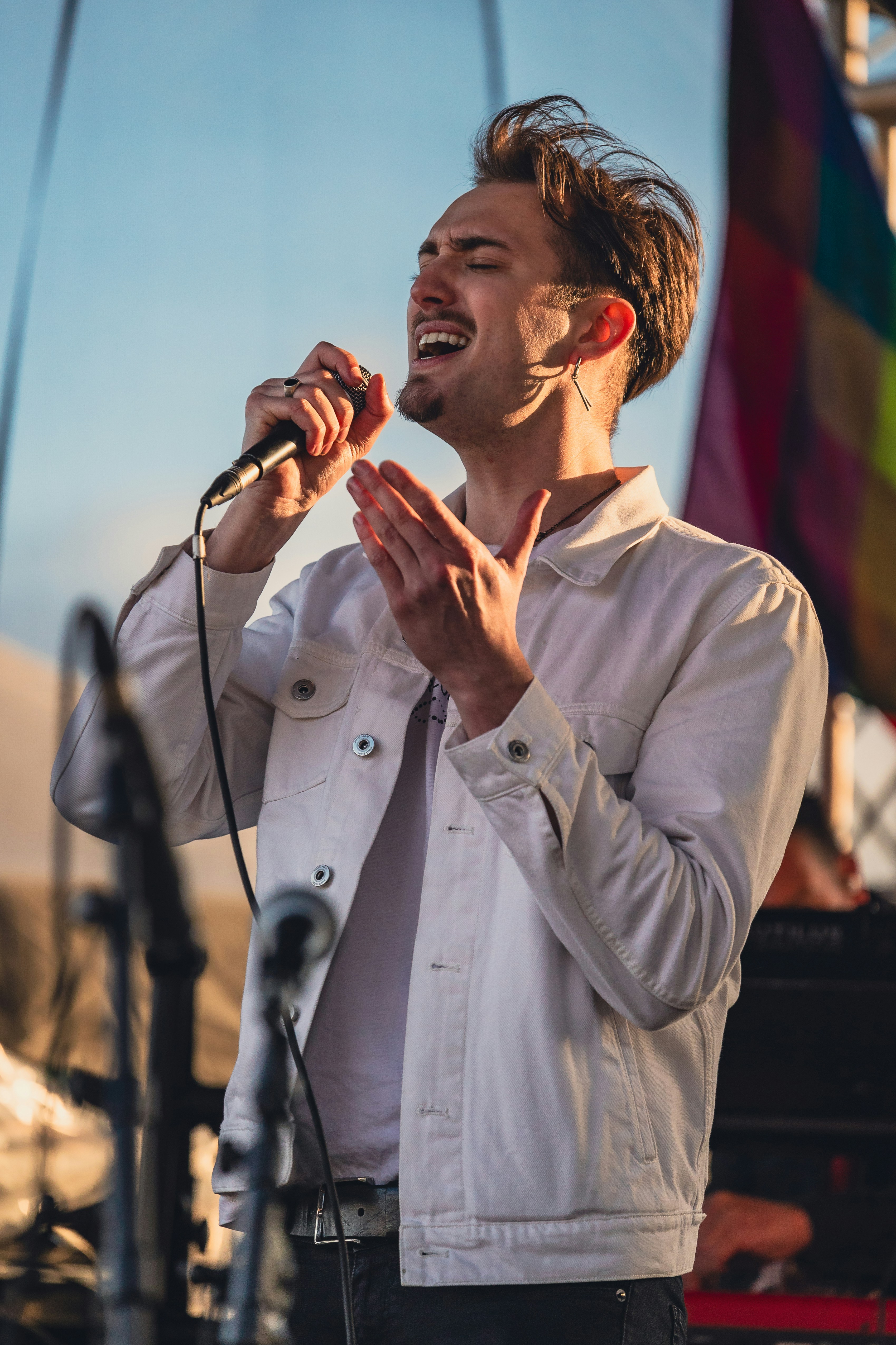 Ein Mann, der auf der Bühne in ein Mikrofon singt