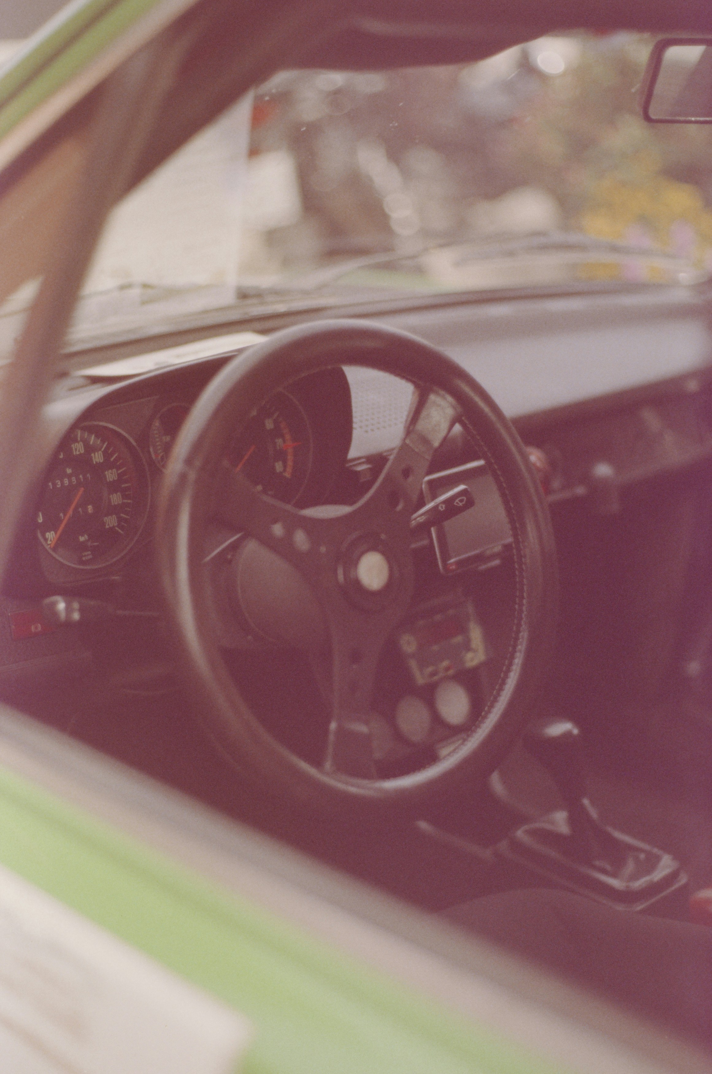 Der Innenraum eines Autos mit Lenkrad und Armaturenbrett