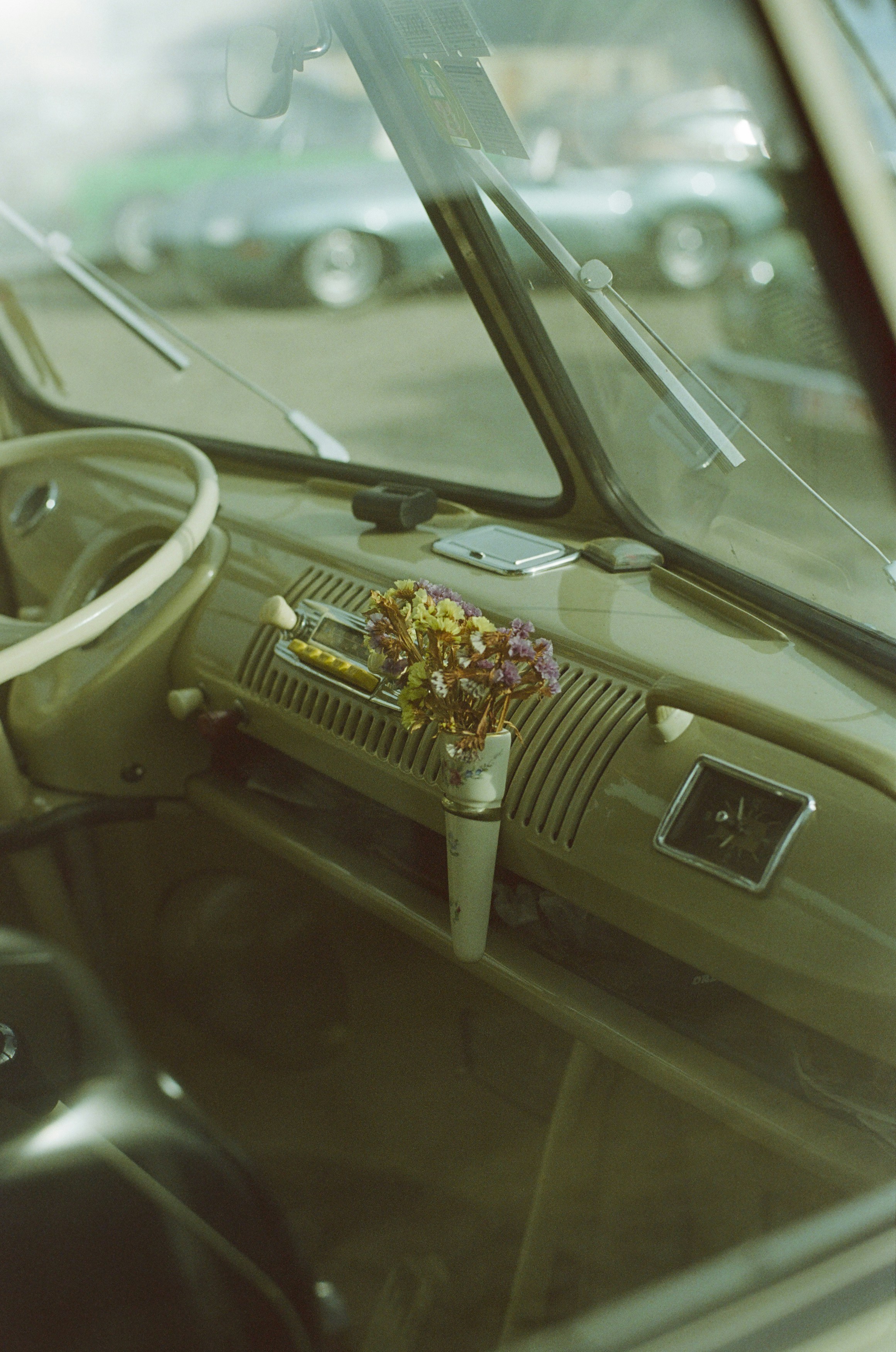 VW Bulli Bully T1 vanlife – Vintage car classic oldtimer cockpit – Leica R7 (1994), Summilux-R 1.4 50mm (1983). Hi-Res analog scan by www.urbanfilmlab.com – Kodak Portra 100T (expired 2007)