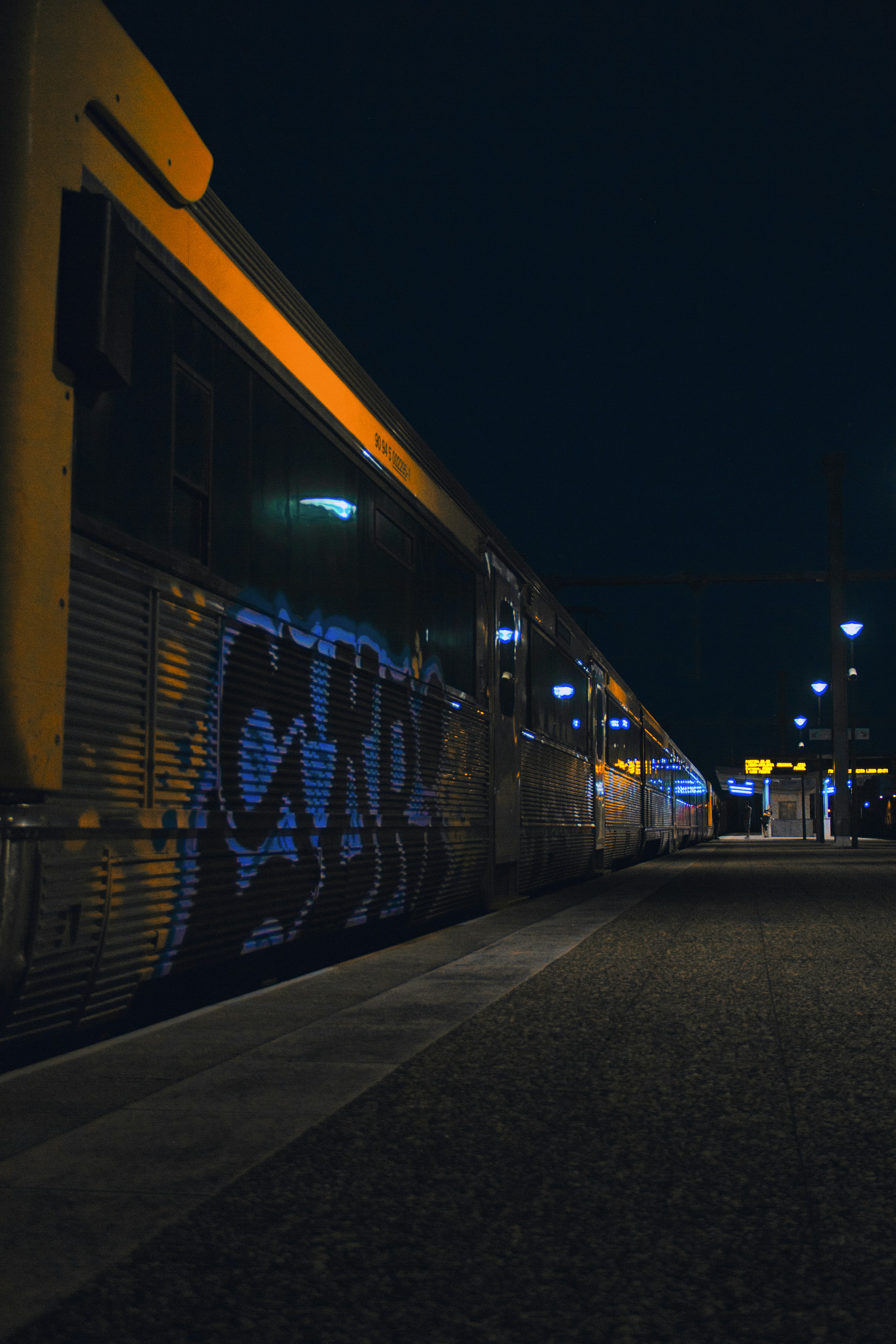 Ein Zug, der nachts auf den Gleisen steht