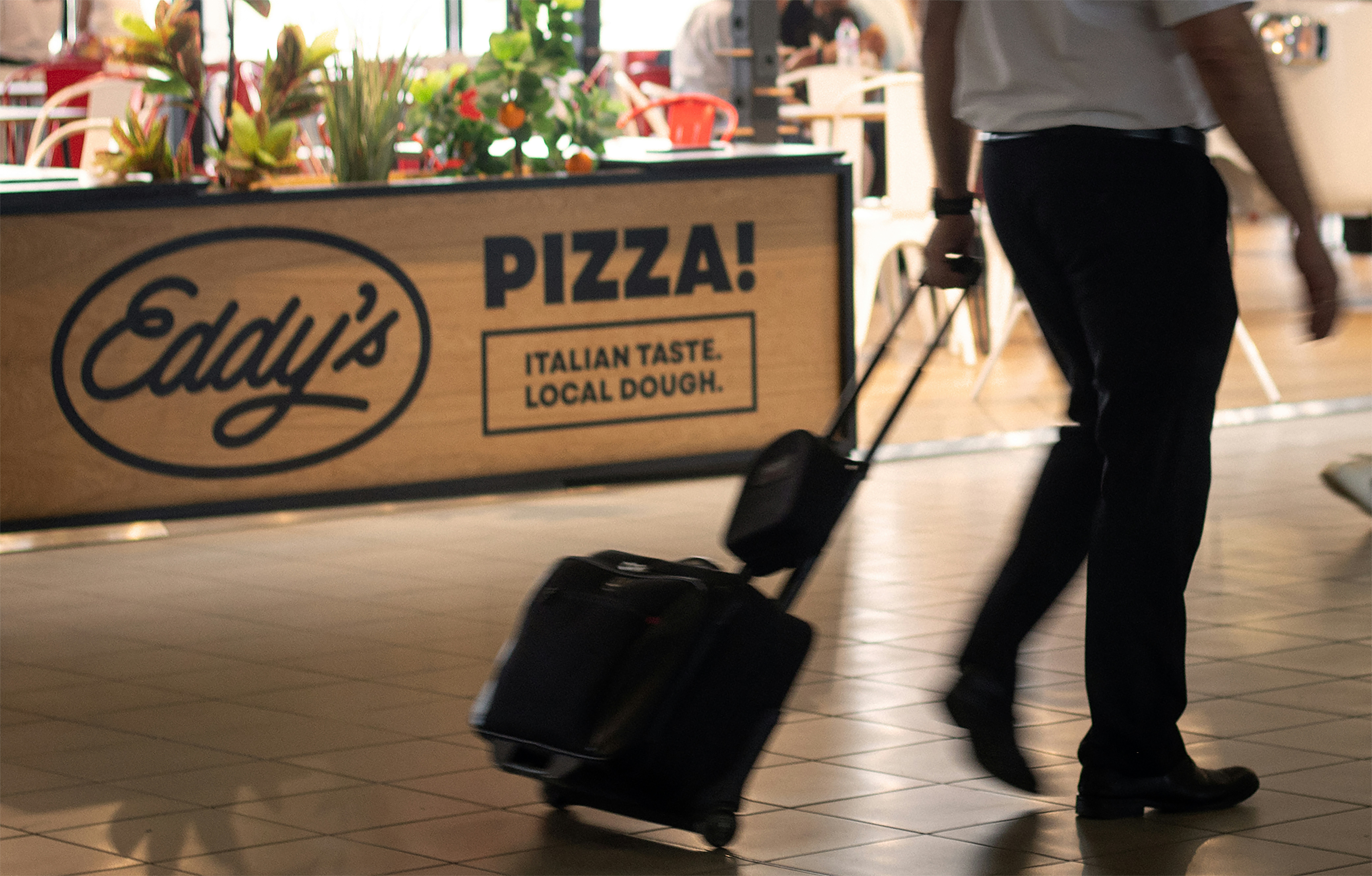 local de pizzas en eun aeropuerto.