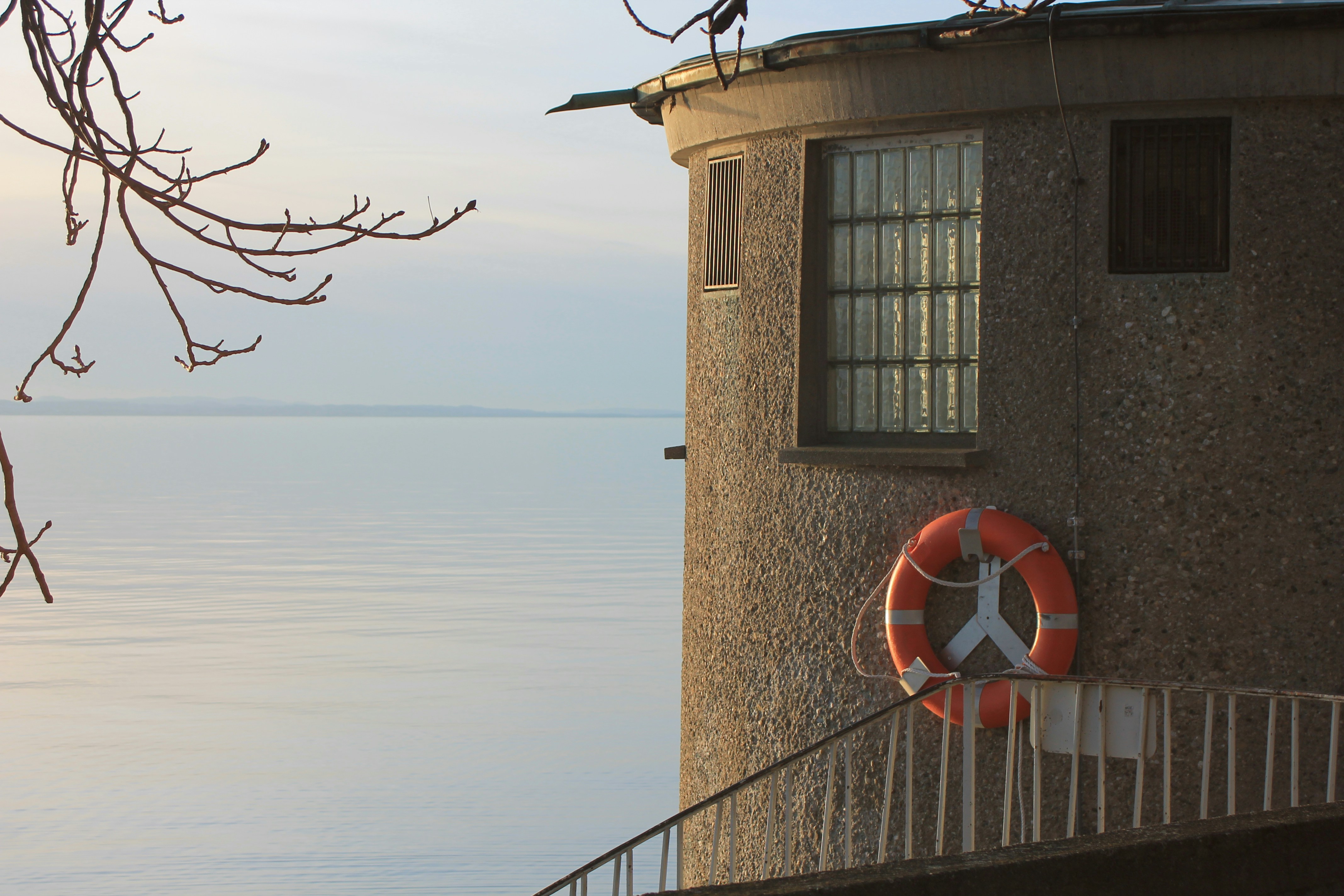 Un edificio con un salvavidas frente a un cuerpo de agua