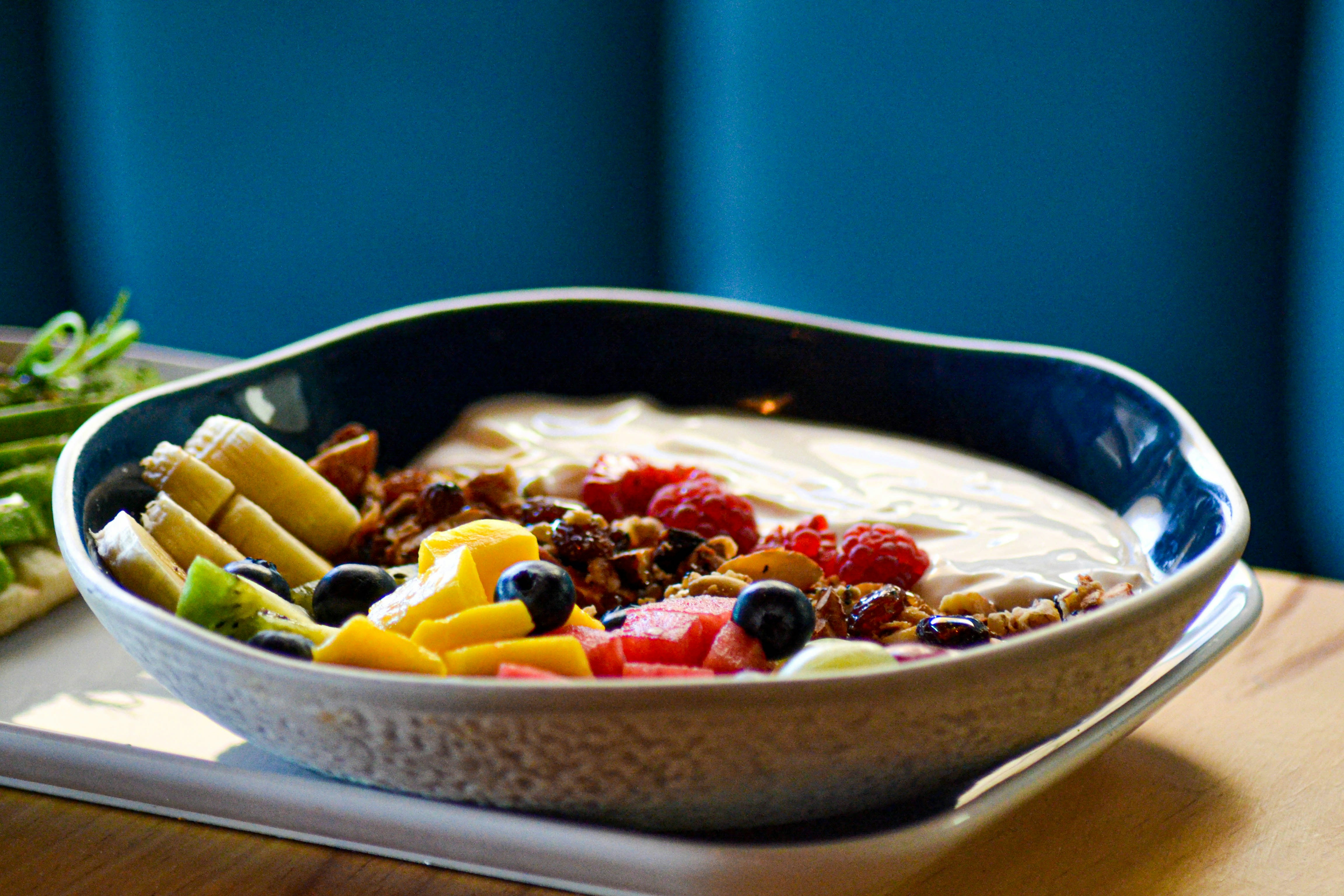 Tazón de Requesón Alto en Proteínas con Bayas y Granola
