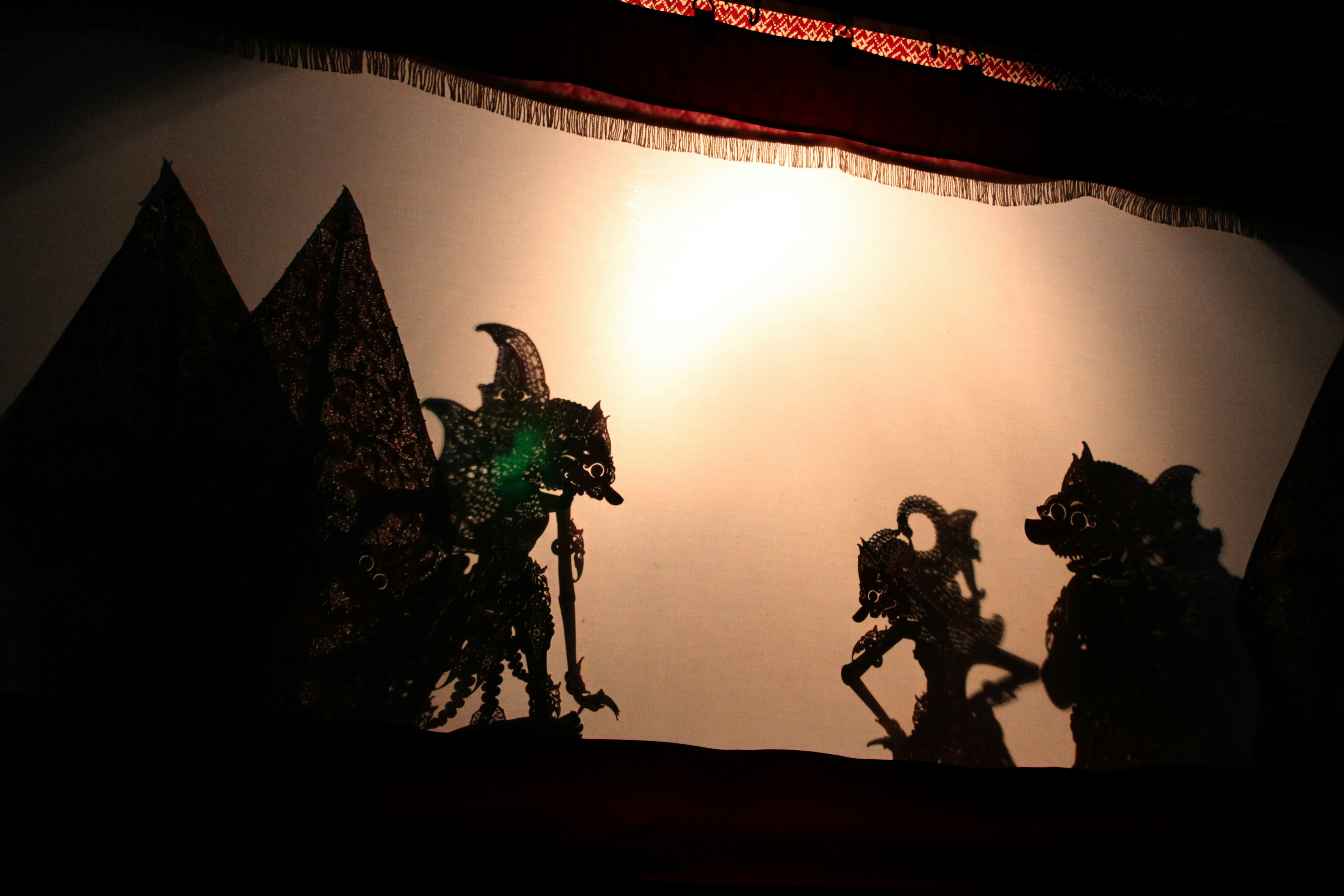 ステージ上の2人の影