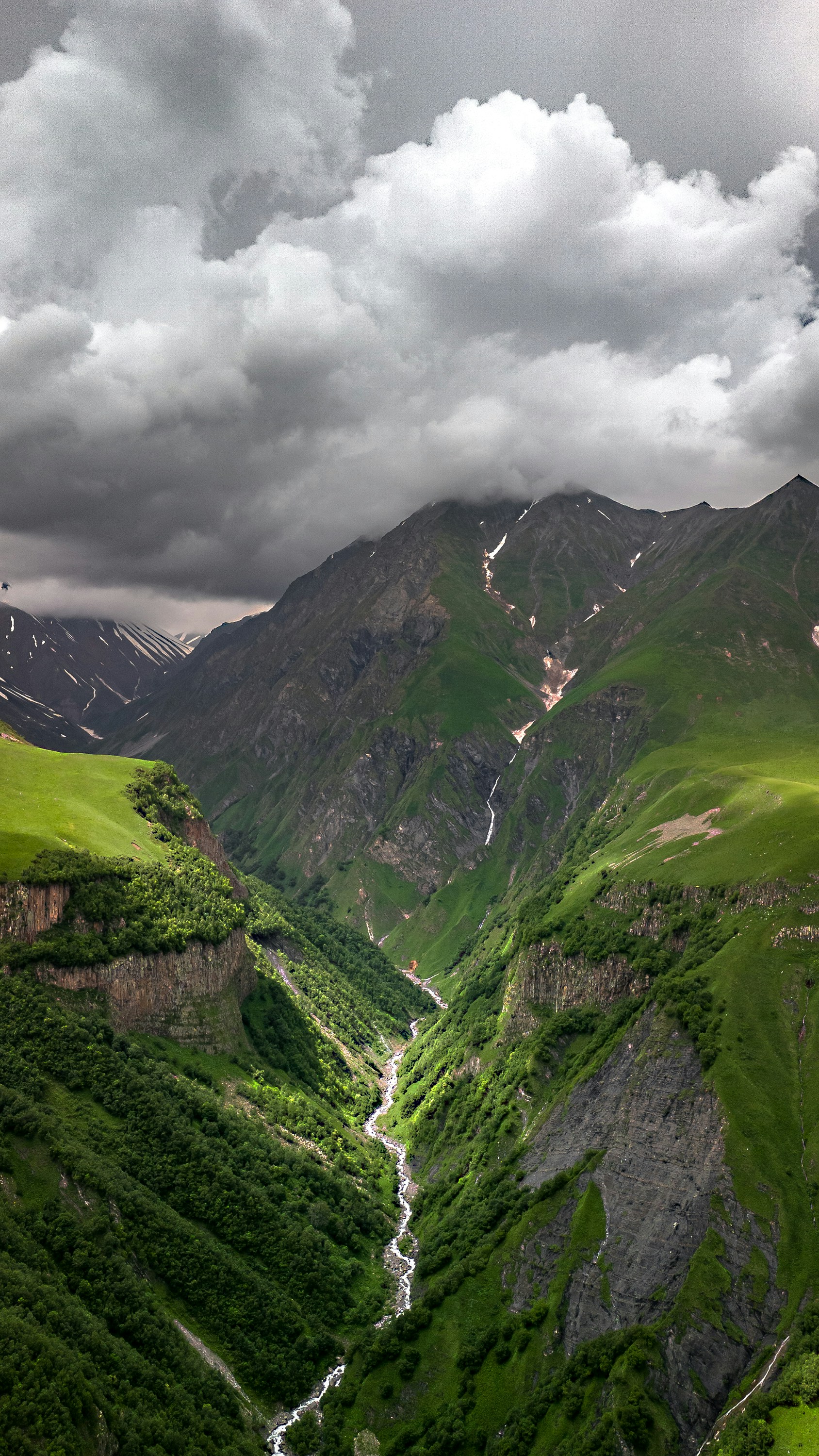 Un río que corre a través de un exuberante valle verde