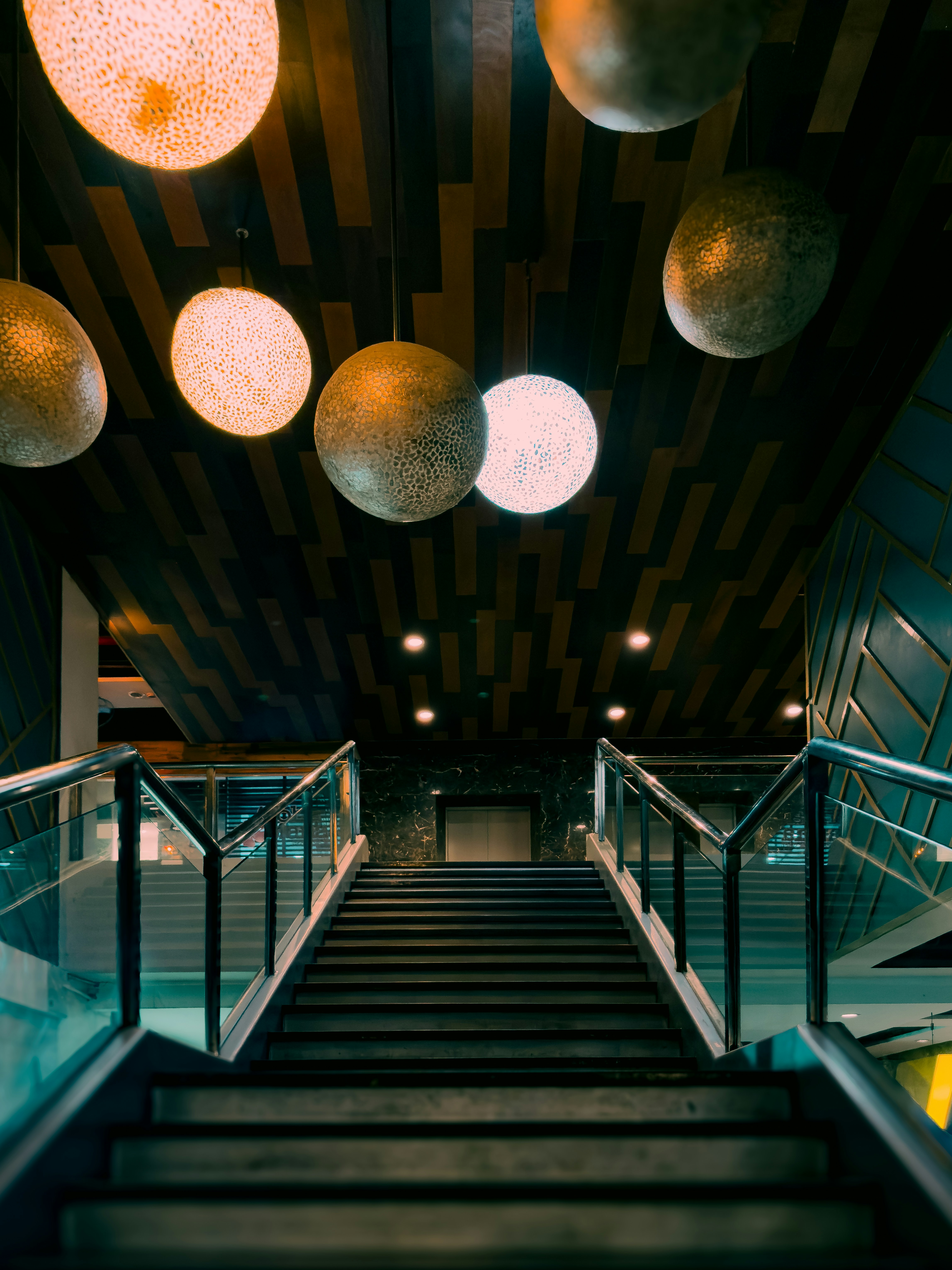 Un conjunto de escaleras que conducen a un segundo piso