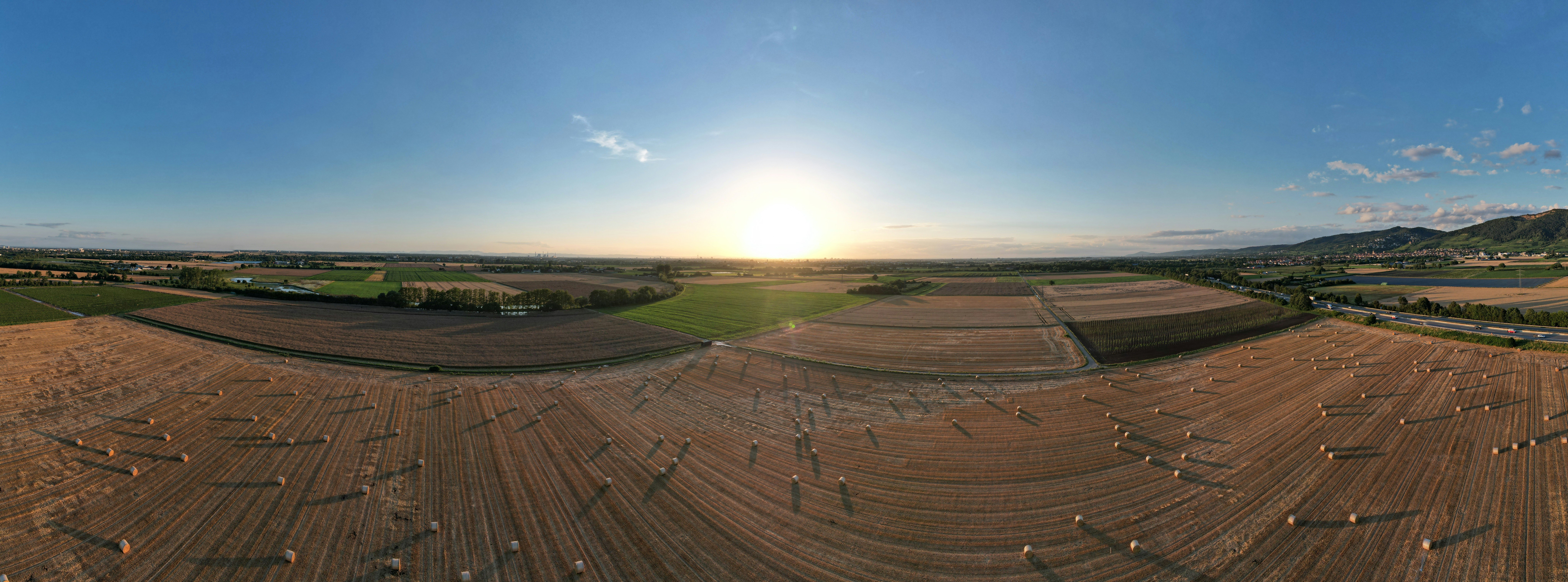 photo 1720125908662 92267208990e?crop=entropy&cs=tinysrgb&fit=max&fm=jpg&ixid=M3w1MjQ0NjR8MHwxfHNlYXJjaHwyfHxSdXJhbCUyMGxhbmRzY2FwZXxlbnwwfDB8fHwxNzI3OTQwNzU0fDA&ixlib=rb 4.0